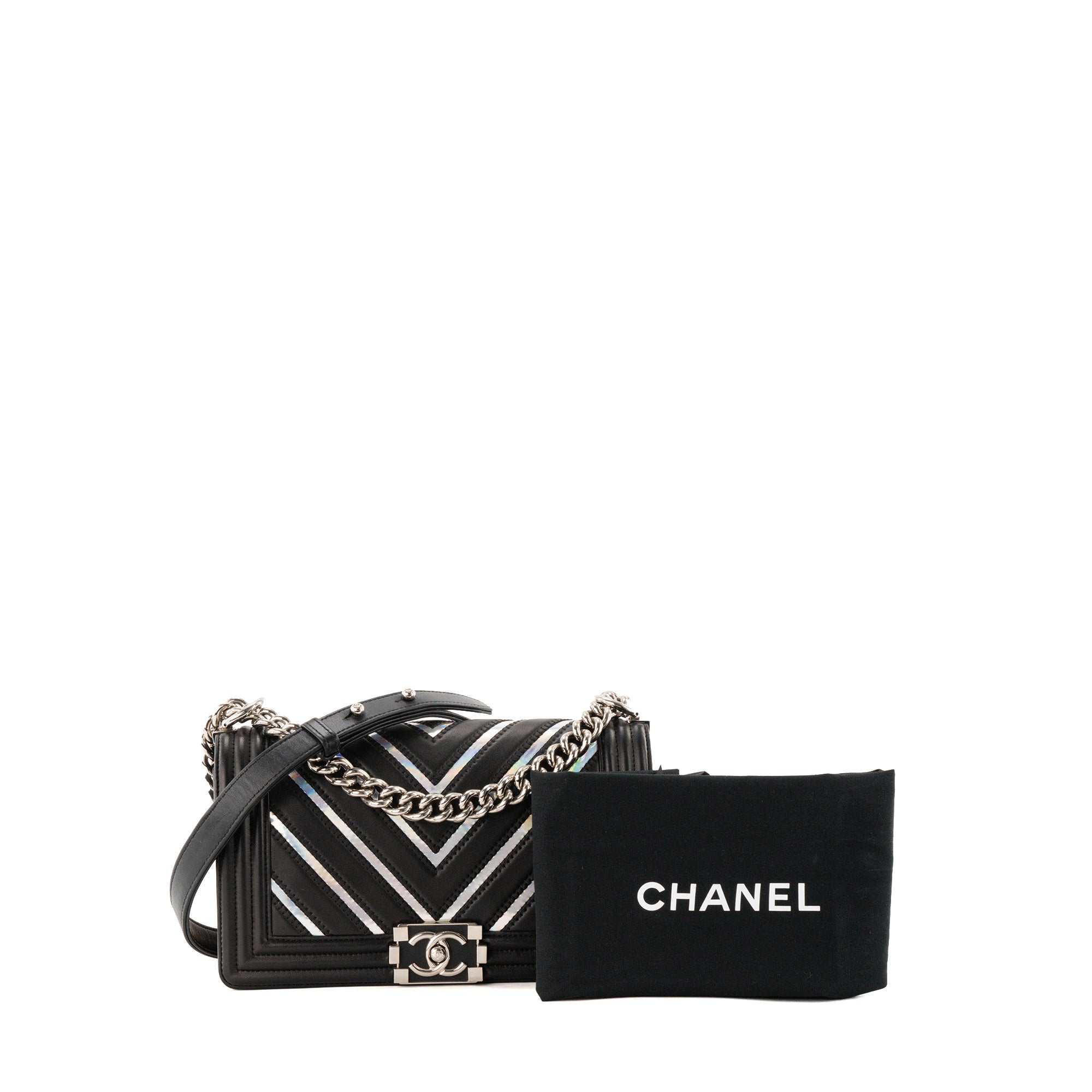 CHANEL - Sac à bandoulière Boy Chanel en cuir lisse à chevron iridescent et noir