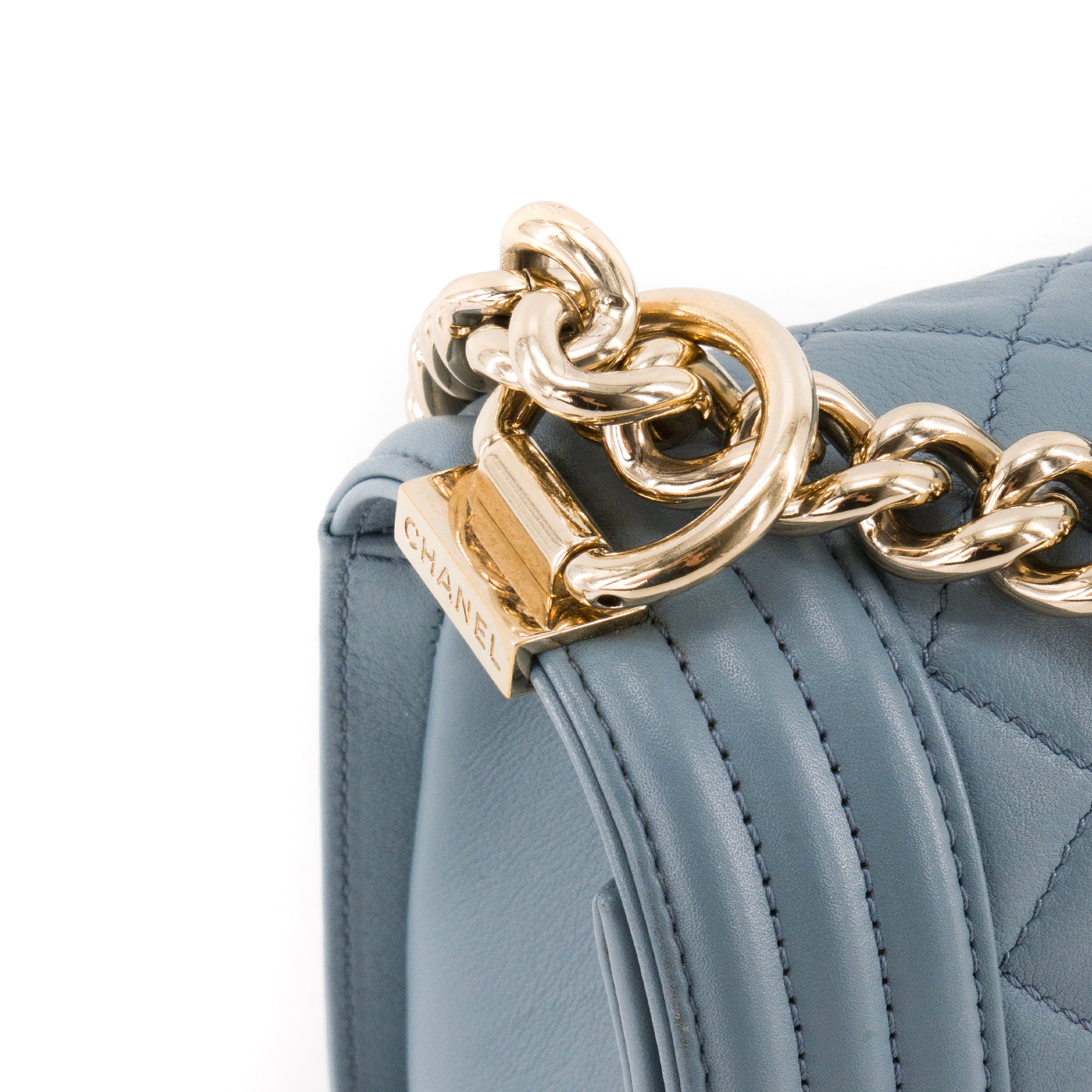 CHANEL - Sac à bandoulière Boy Chanel en cuir lisse bleu gris