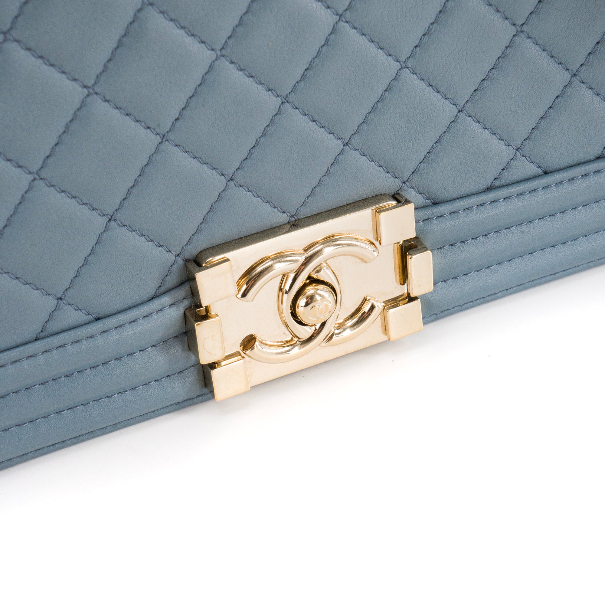 CHANEL - Sac à bandoulière Boy Chanel en cuir lisse bleu gris