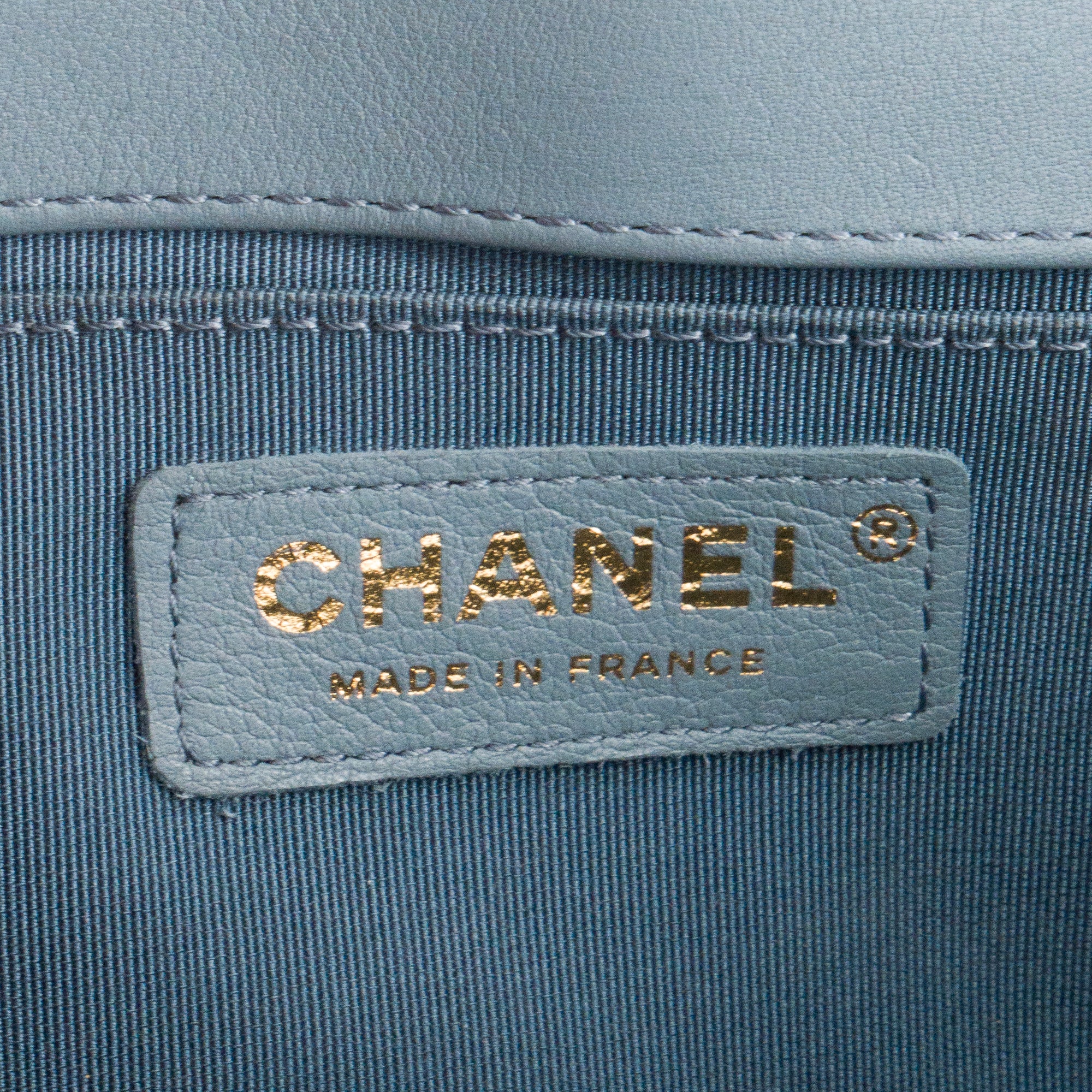 CHANEL - Sac à bandoulière Boy Chanel en cuir lisse bleu gris