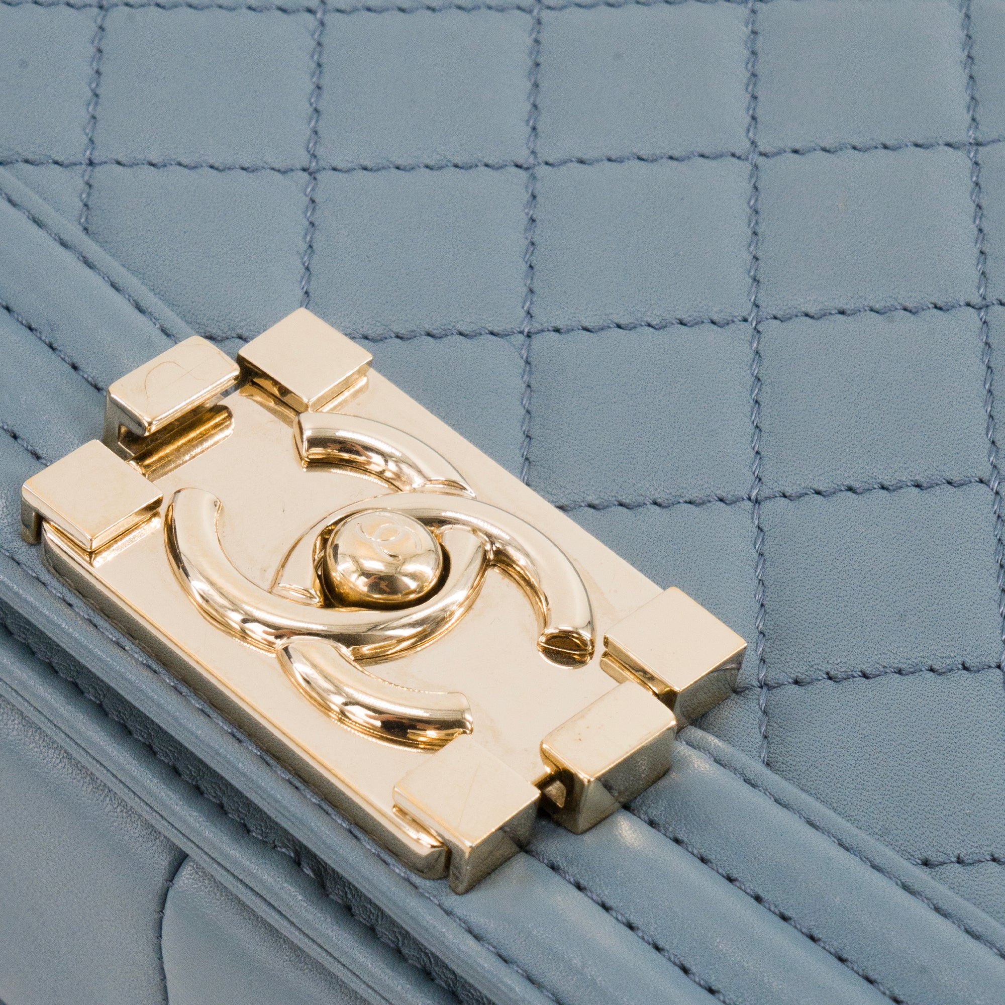 CHANEL - Sac à bandoulière Boy Chanel en cuir lisse bleu gris