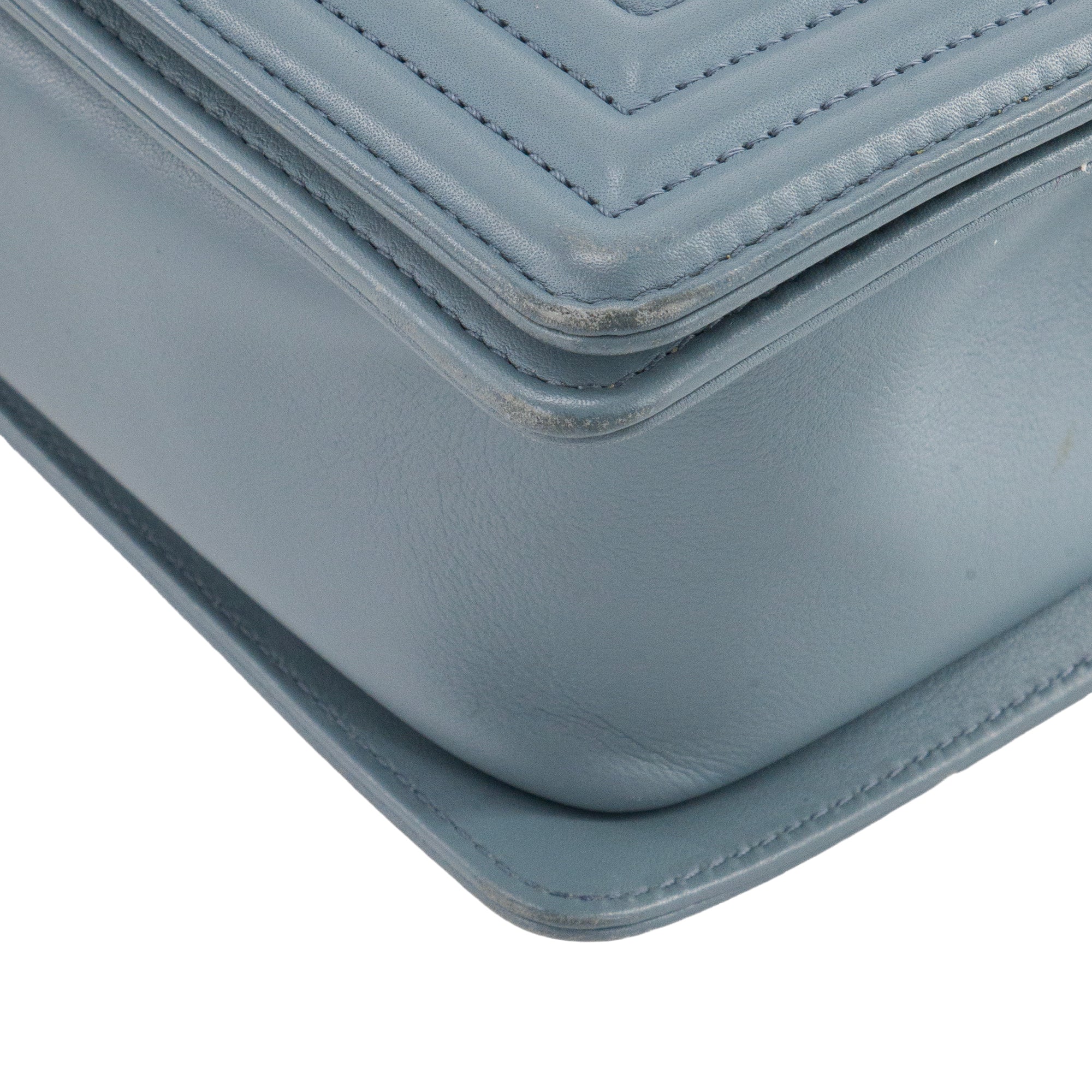 CHANEL - Sac à bandoulière Boy Chanel en cuir lisse bleu gris