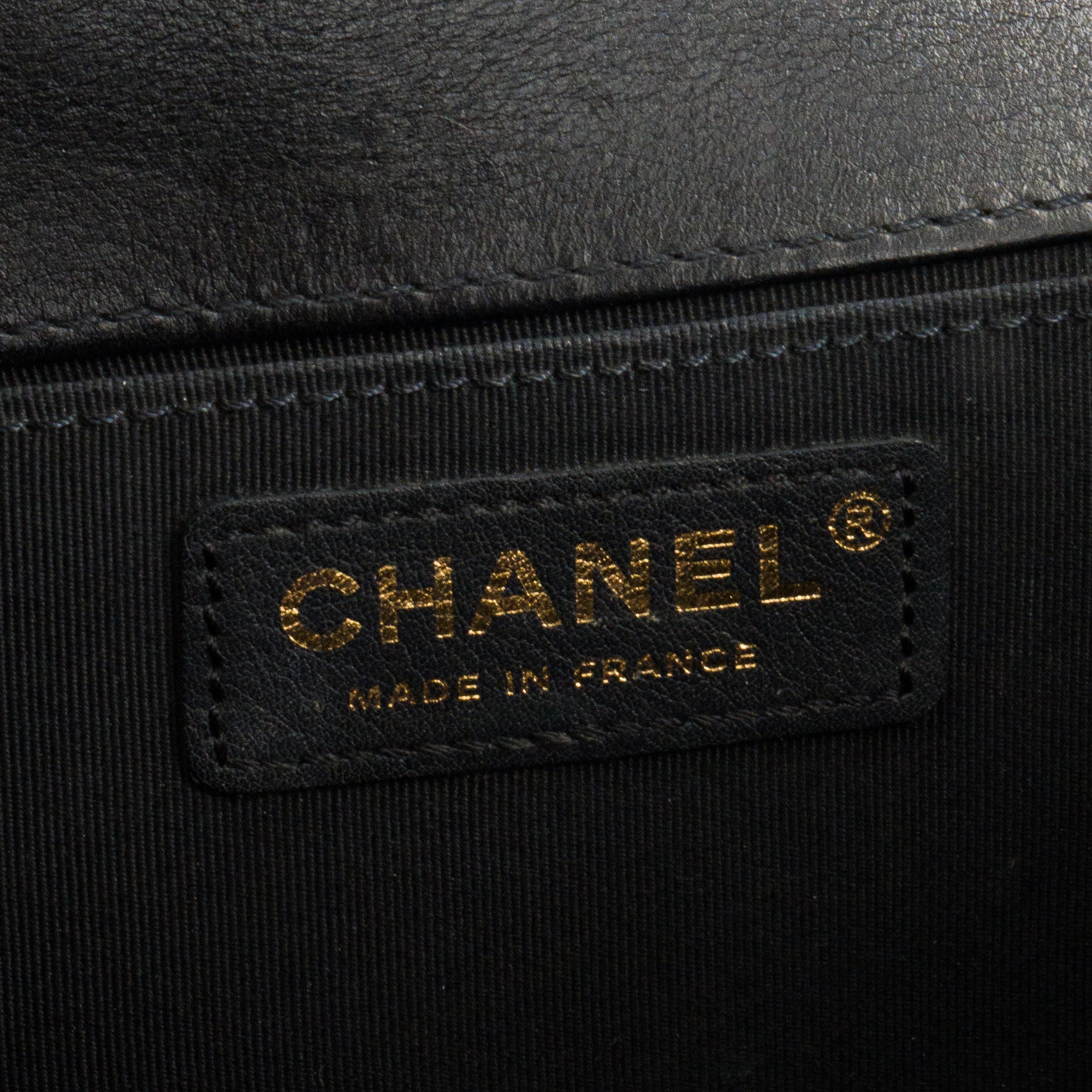 CHANEL - Sac à bandoulière Boy Chanel en cuir lisse noir