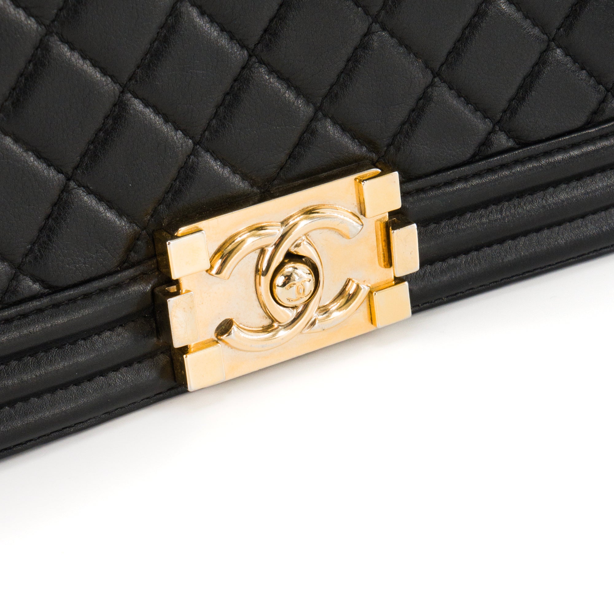 CHANEL - Sac à bandoulière Boy Chanel en cuir lisse noir