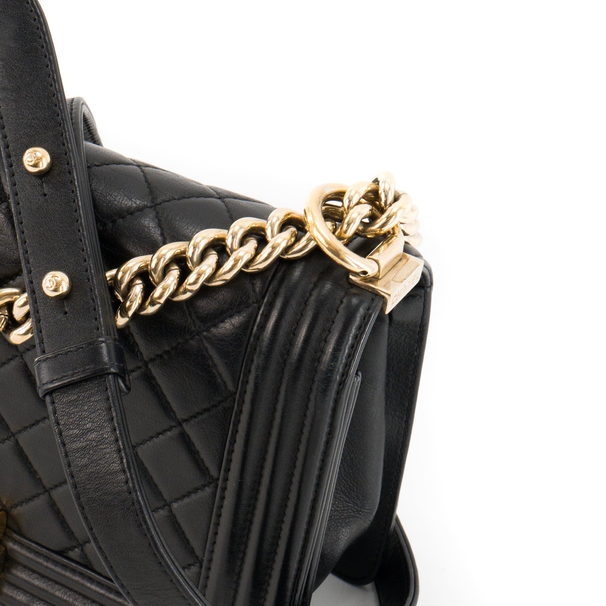 CHANEL - Sac à bandoulière Boy Chanel en cuir lisse noir