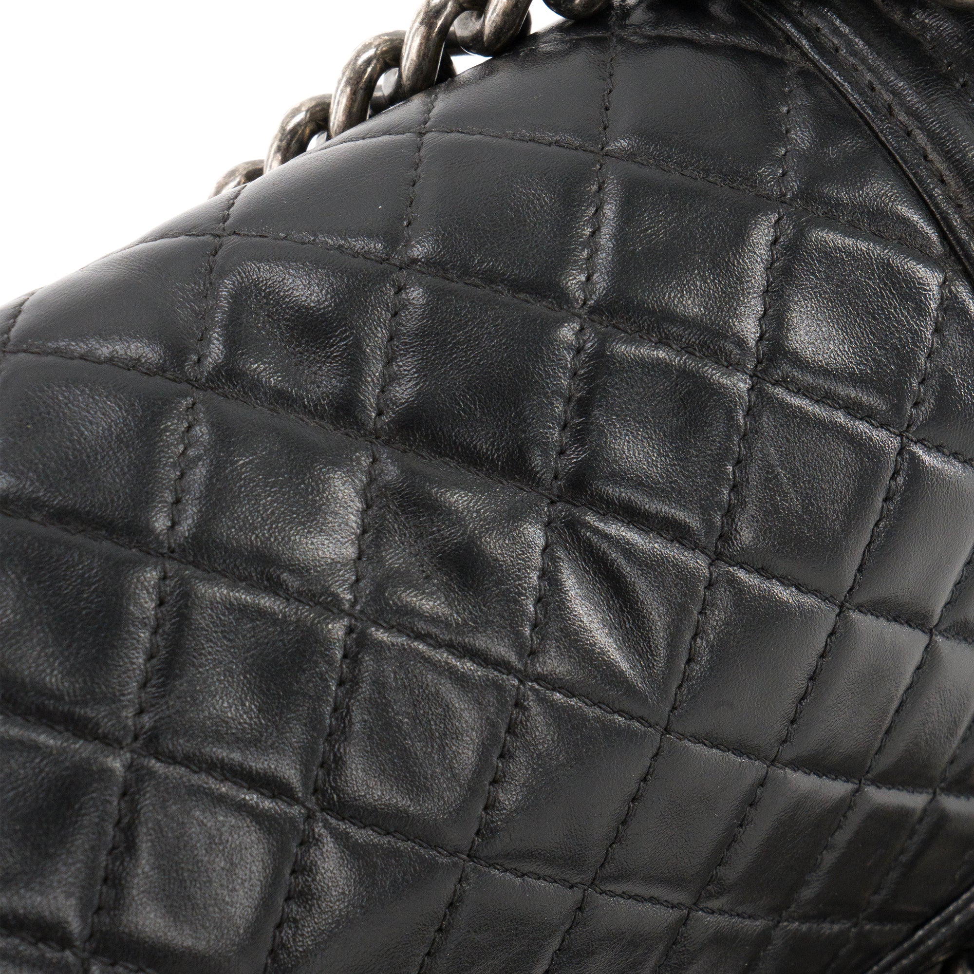 CHANEL - Sac à bandoulière Boy Chanel en cuir lisse noir