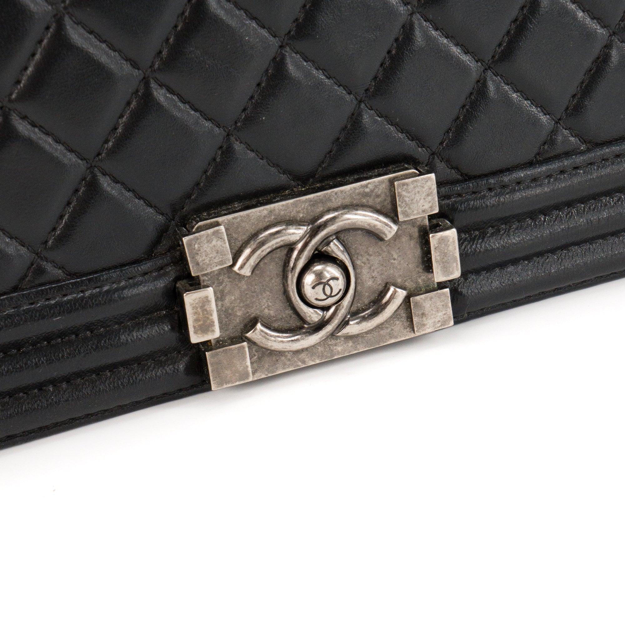 CHANEL - Sac à bandoulière Boy Chanel en cuir lisse noir