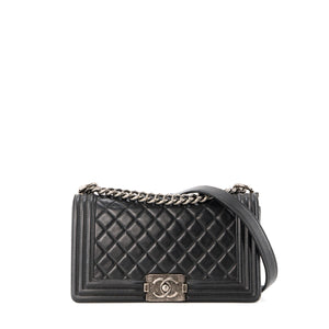 CHANEL - Sac à bandoulière Boy Chanel en cuir lisse noir