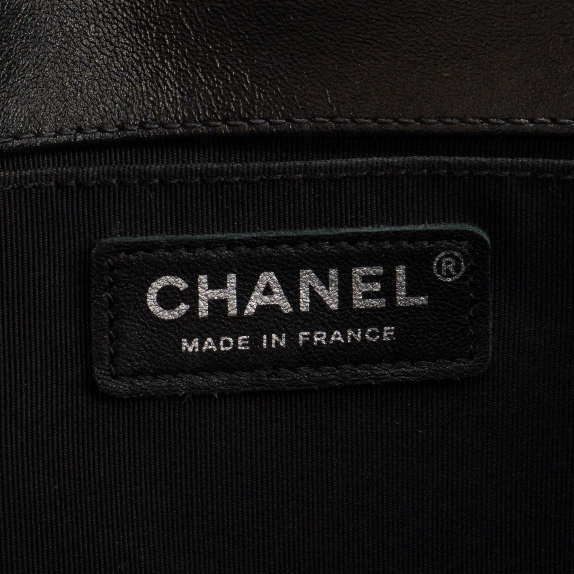 CHANEL - Sac à bandoulière Boy Chanel en cuir lisse noir