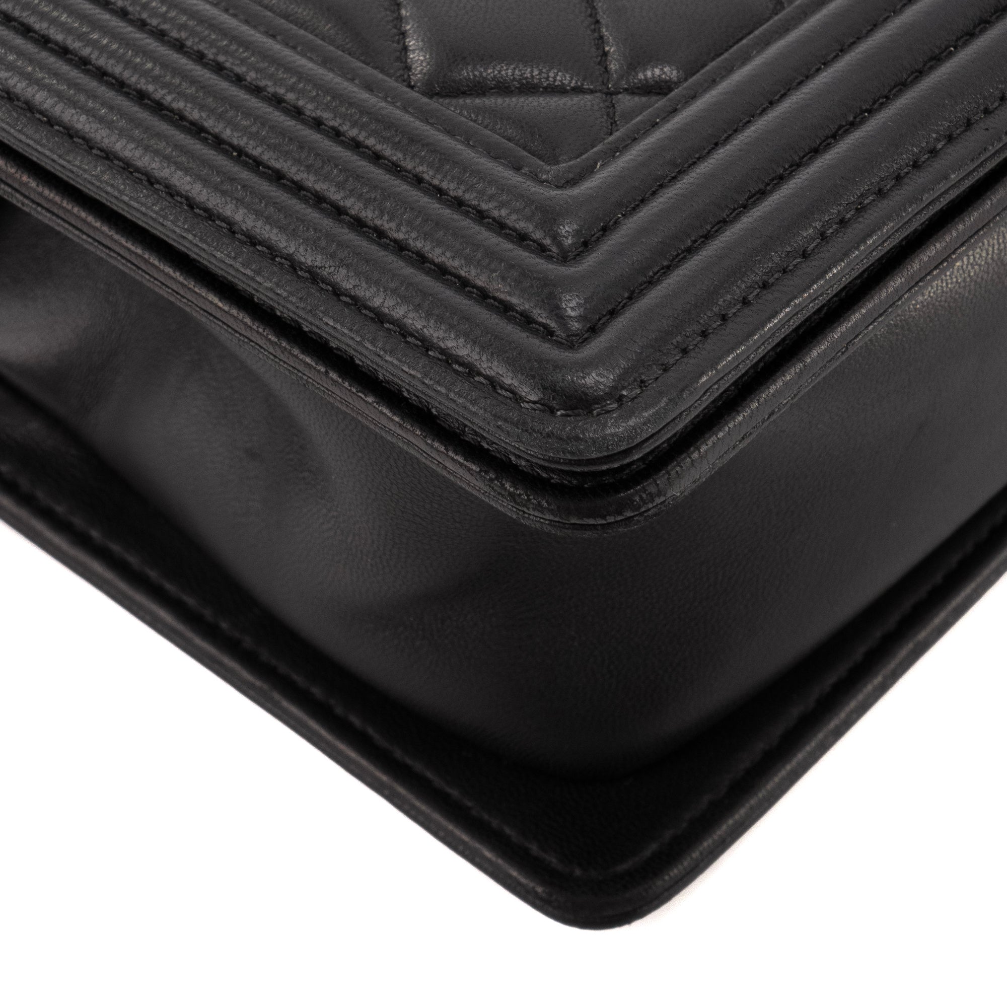 CHANEL - Sac à bandoulière Boy Chanel en cuir lisse noir