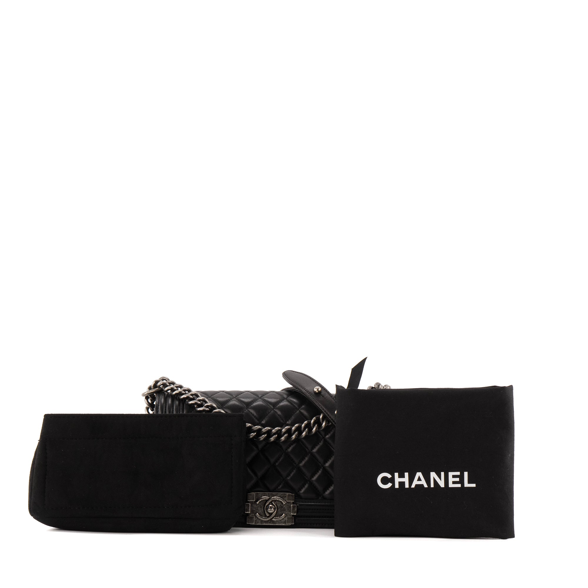 CHANEL - Sac à bandoulière Boy Chanel en cuir lisse noir