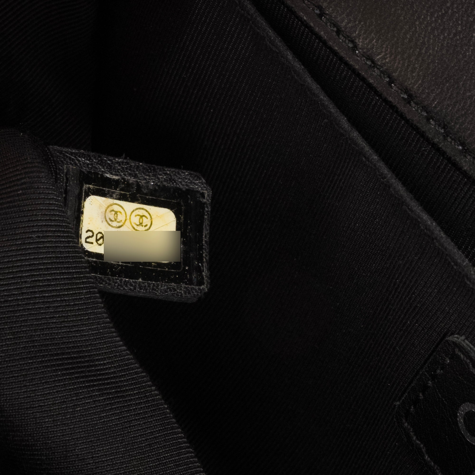 CHANEL - Sac à bandoulière Boy Chanel en cuir lisse noir