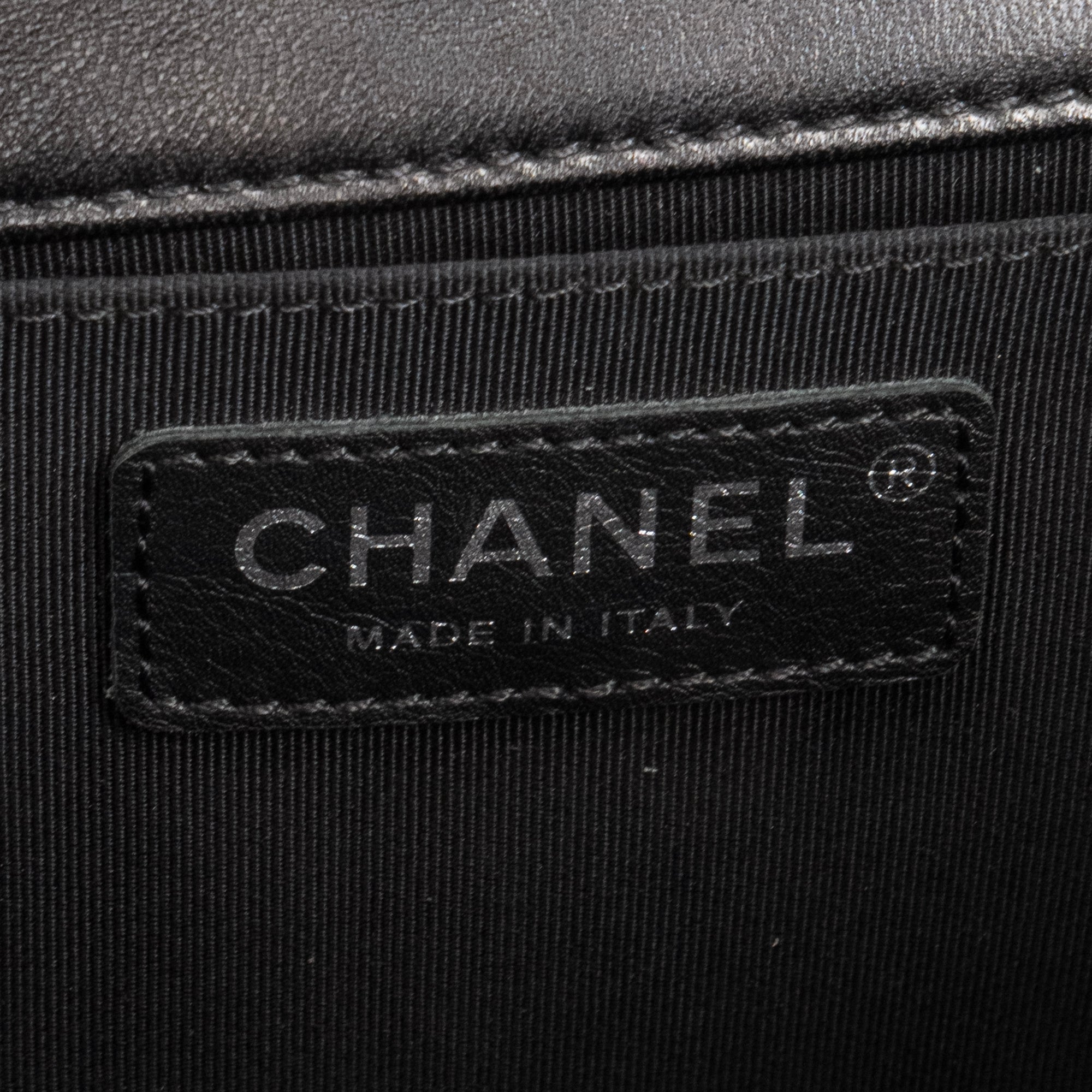 CHANEL - Sac à bandoulière Boy Chanel en cuir lisse noir