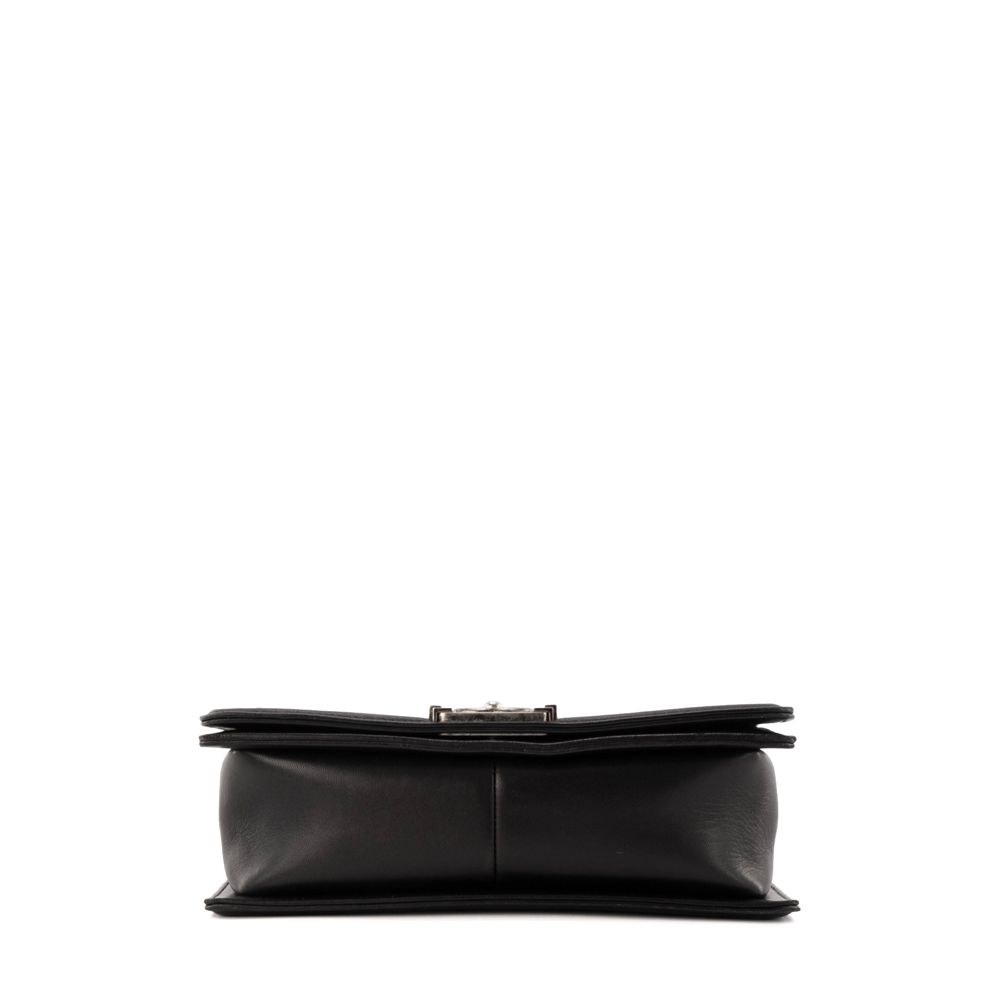 CHANEL - Sac à bandoulière Boy Chanel en cuir lisse noir