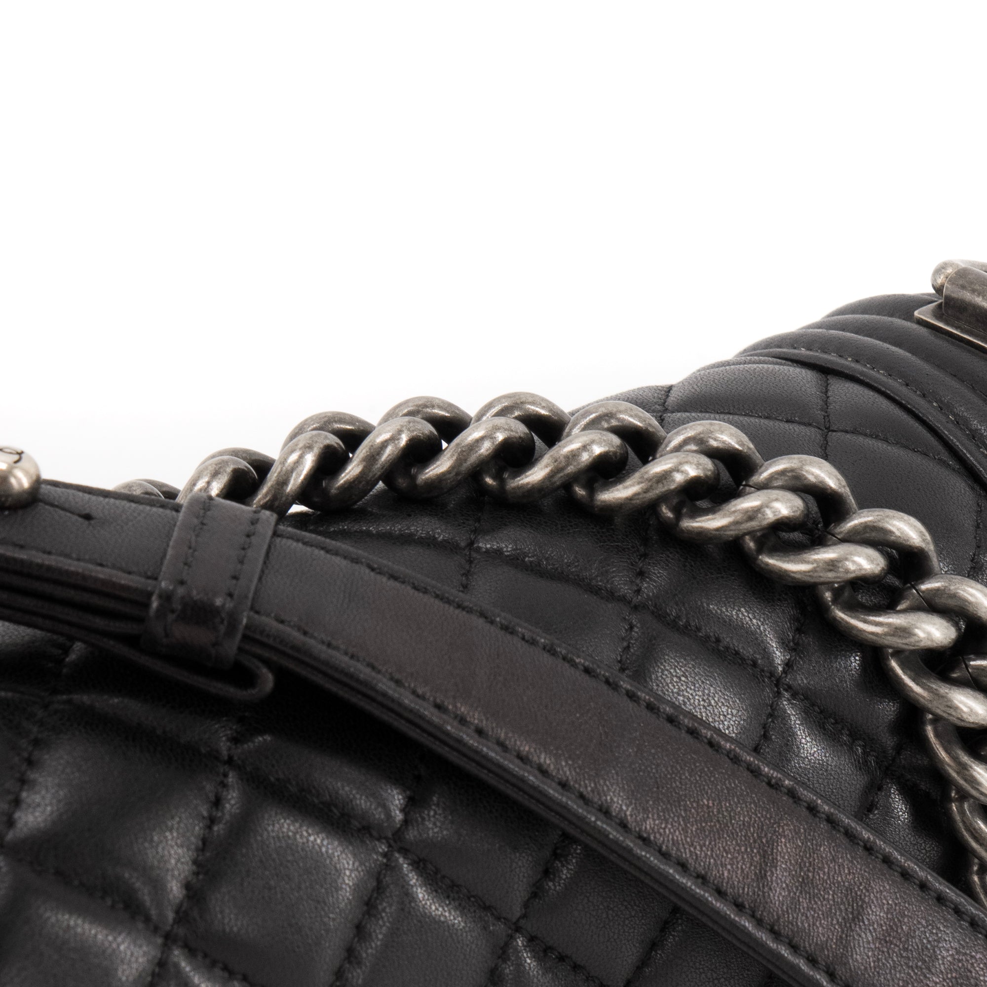 CHANEL - Sac à bandoulière Boy Chanel en cuir lisse noir