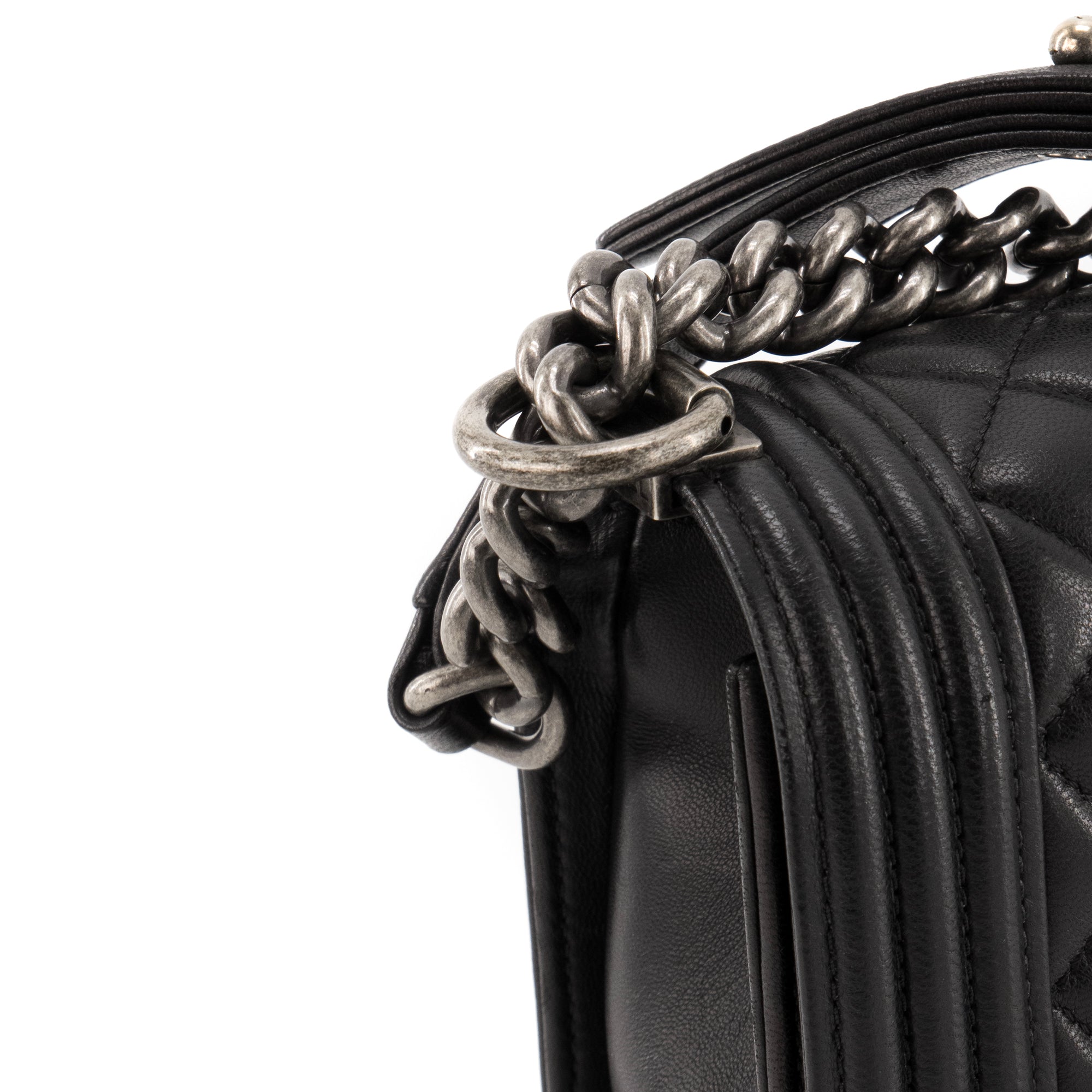 CHANEL - Sac à bandoulière Boy Chanel en cuir lisse noir