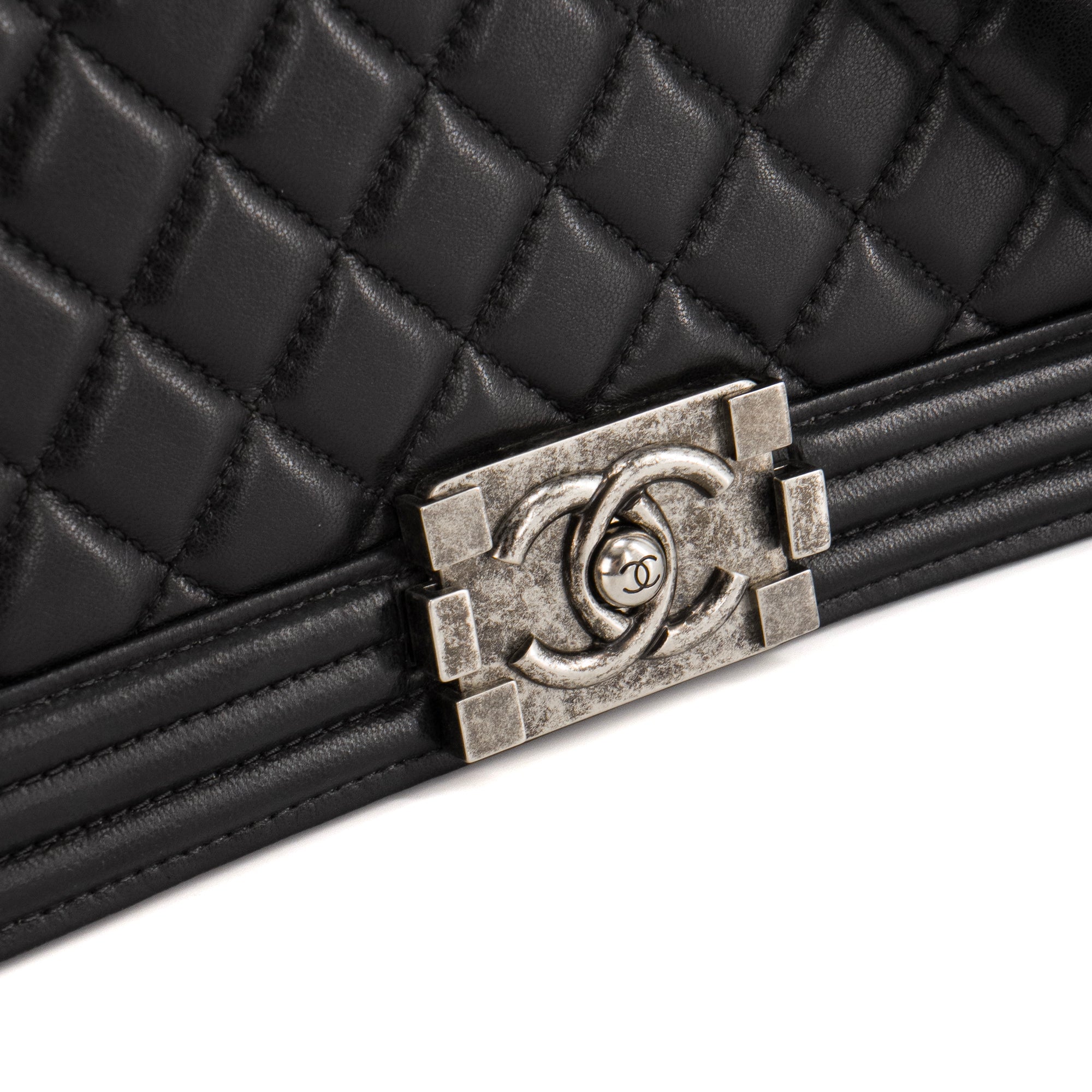 CHANEL - Sac à bandoulière Boy Chanel en cuir lisse noir