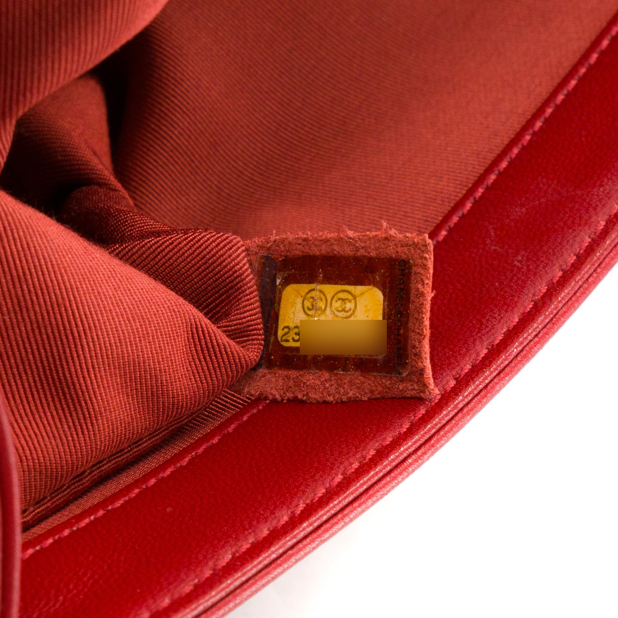 CHANEL - Sac à bandoulière Boy Chanel en cuir lisse rouge
