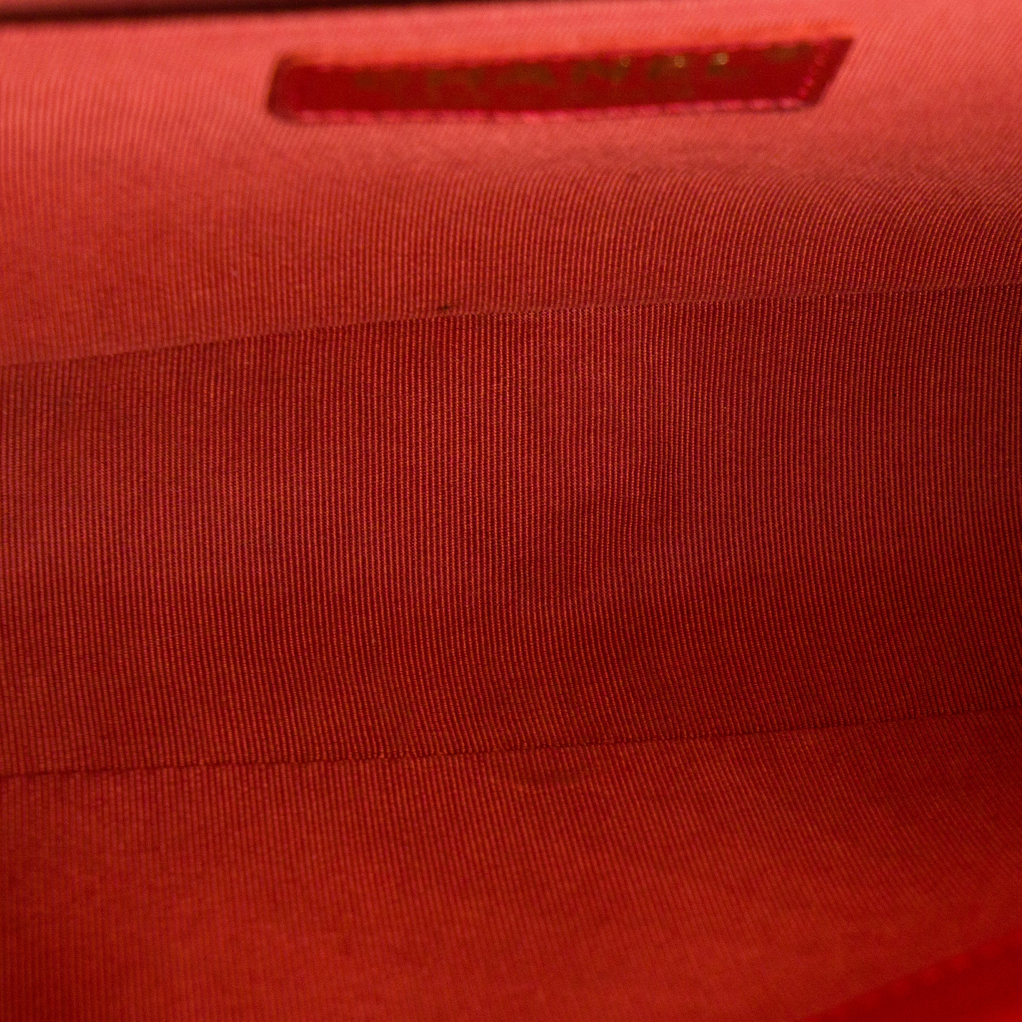 CHANEL - Sac à bandoulière Boy Chanel en cuir lisse rouge