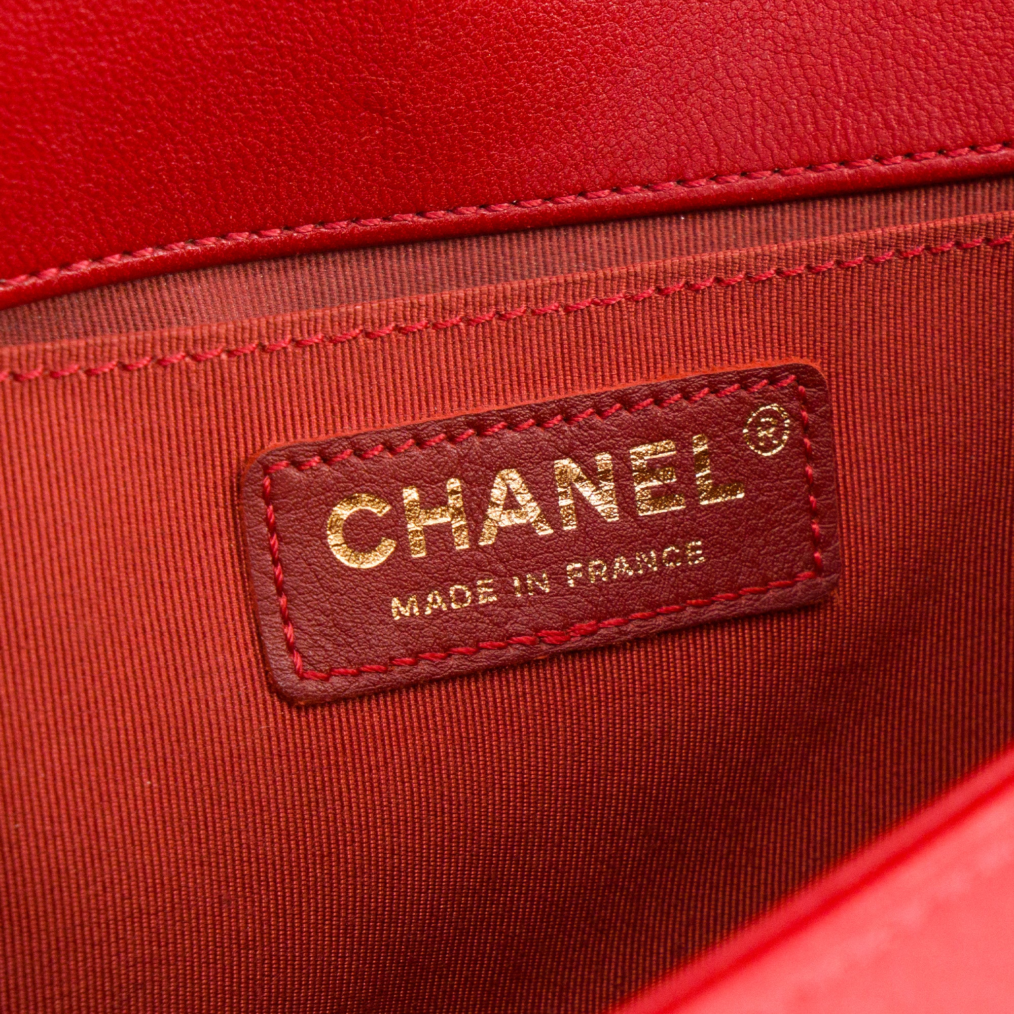 CHANEL - Sac à bandoulière Boy Chanel en cuir lisse rouge