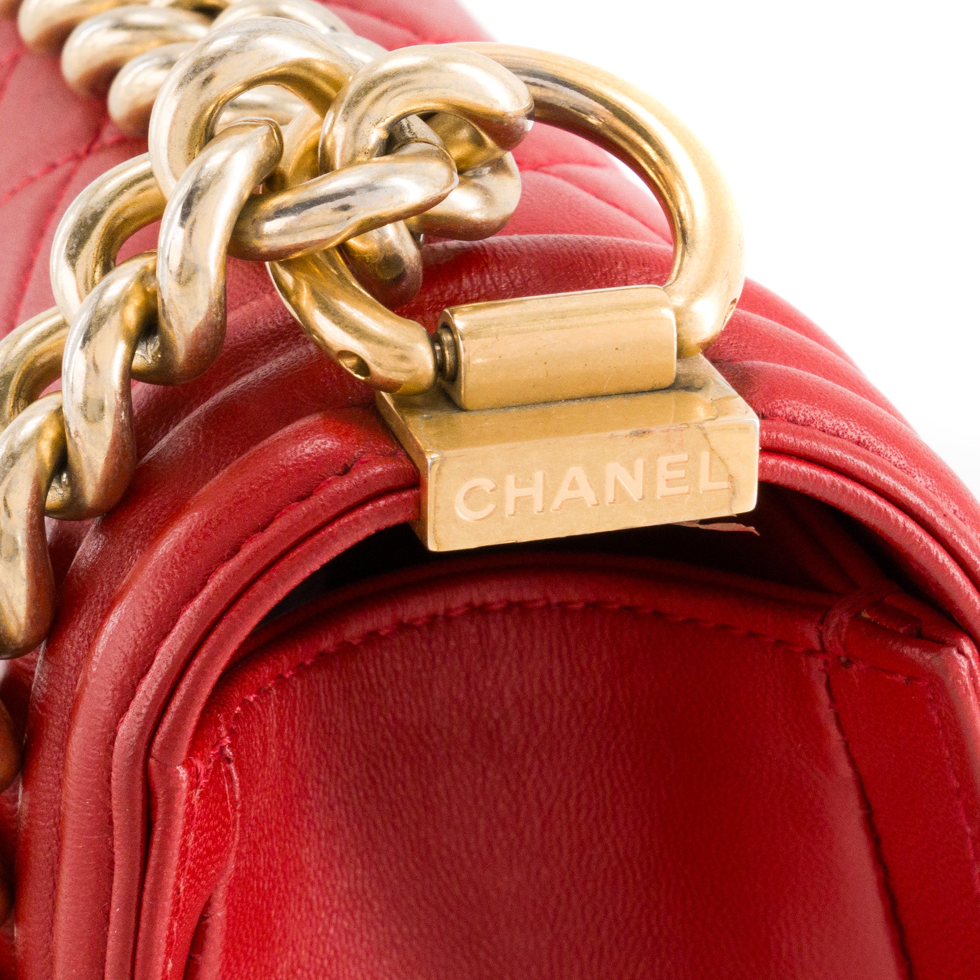 CHANEL - Sac à bandoulière Boy Chanel en cuir lisse rouge