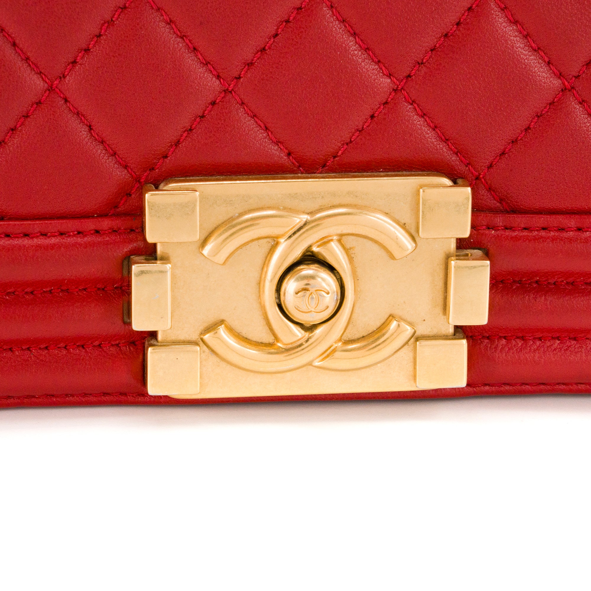 CHANEL - Sac à bandoulière Boy Chanel en cuir lisse rouge