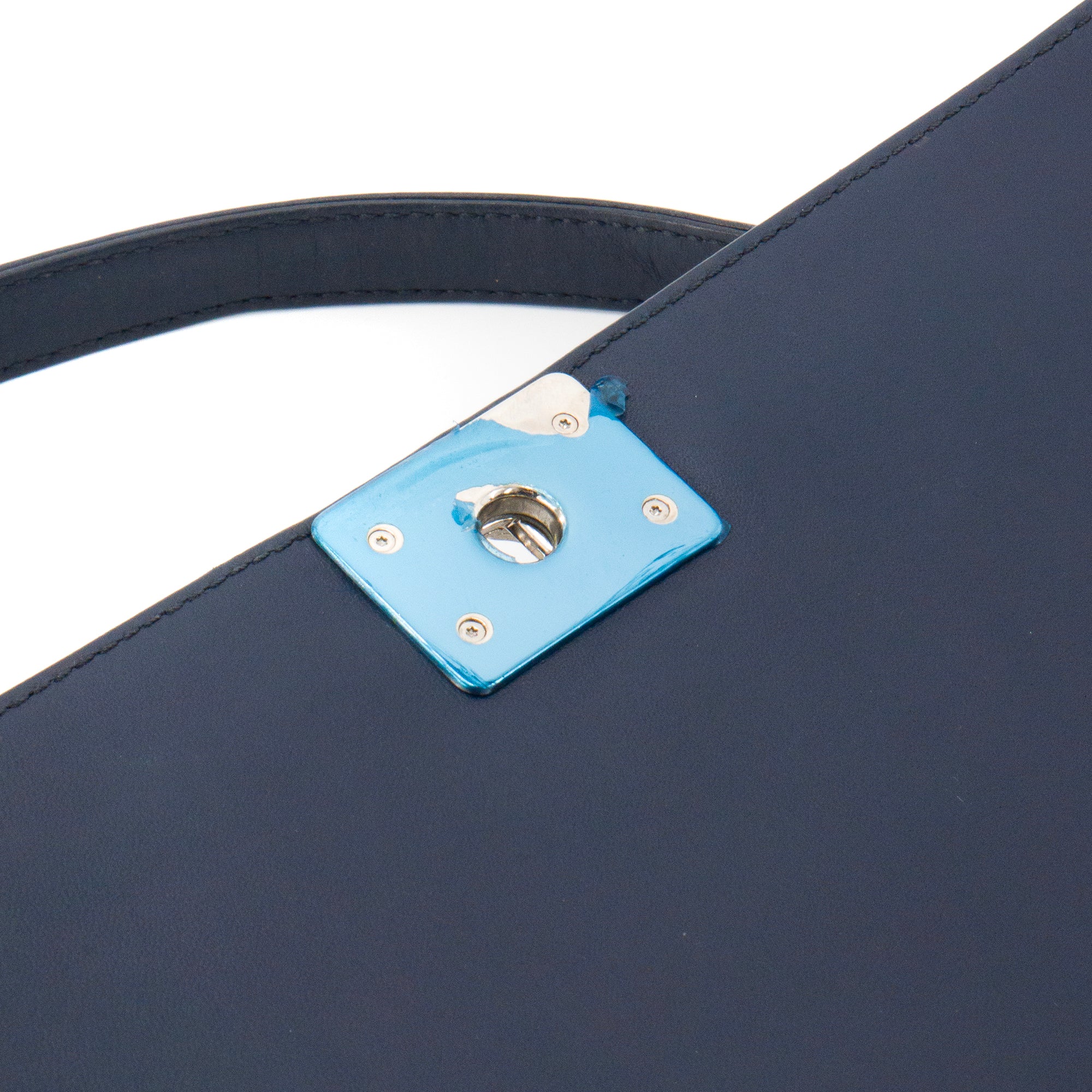 CHANEL - Sac à bandoulière Boy Chanel en cuir perforé bleu marine