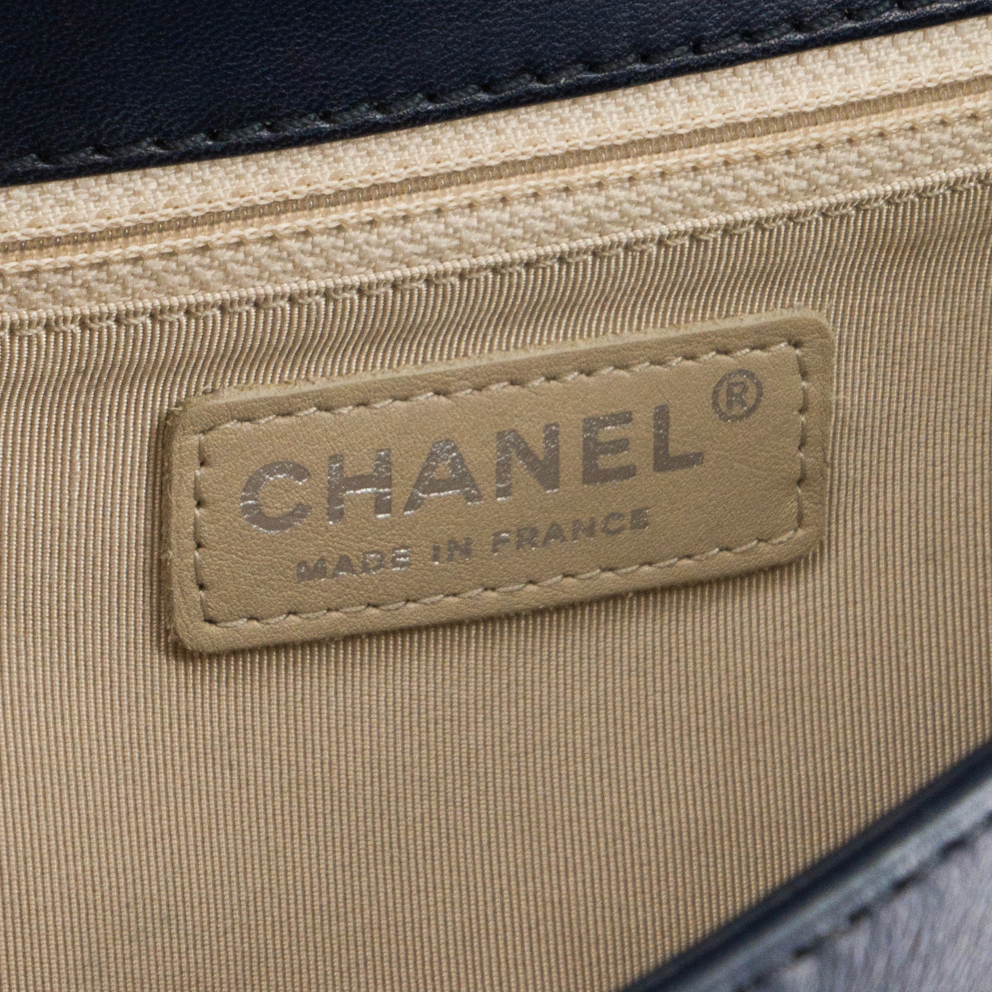 CHANEL - Sac à bandoulière Boy Chanel en cuir perforé bleu marine