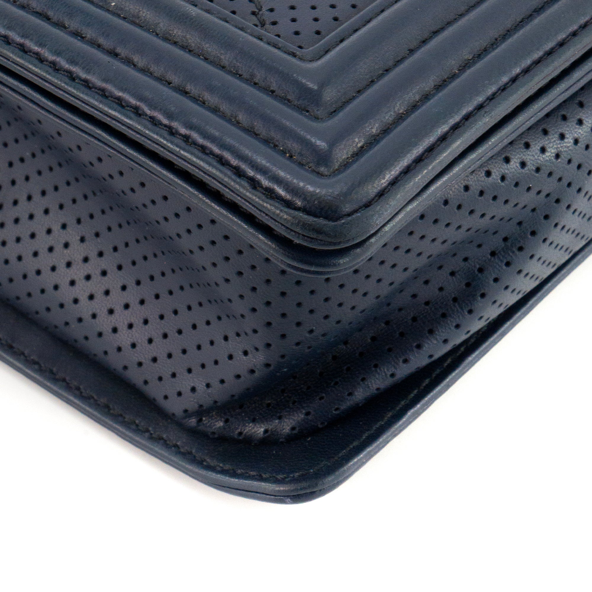 CHANEL - Sac à bandoulière Boy Chanel en cuir perforé bleu marine