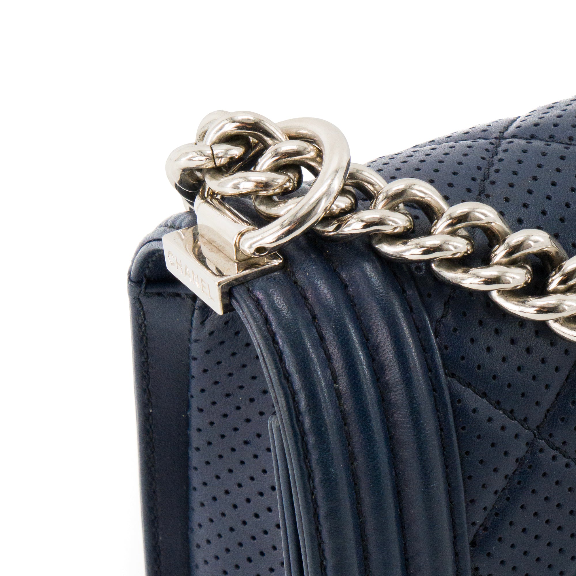 CHANEL - Sac à bandoulière Boy Chanel en cuir perforé bleu marine