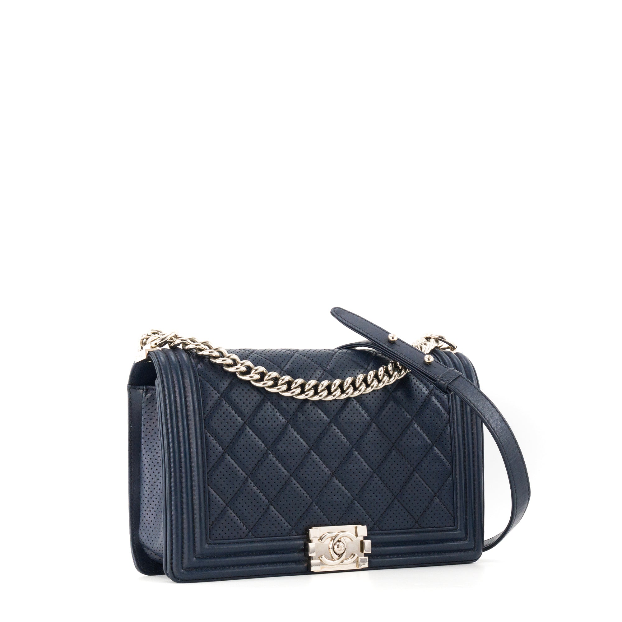 CHANEL - Sac à bandoulière Boy Chanel en cuir perforé bleu marine