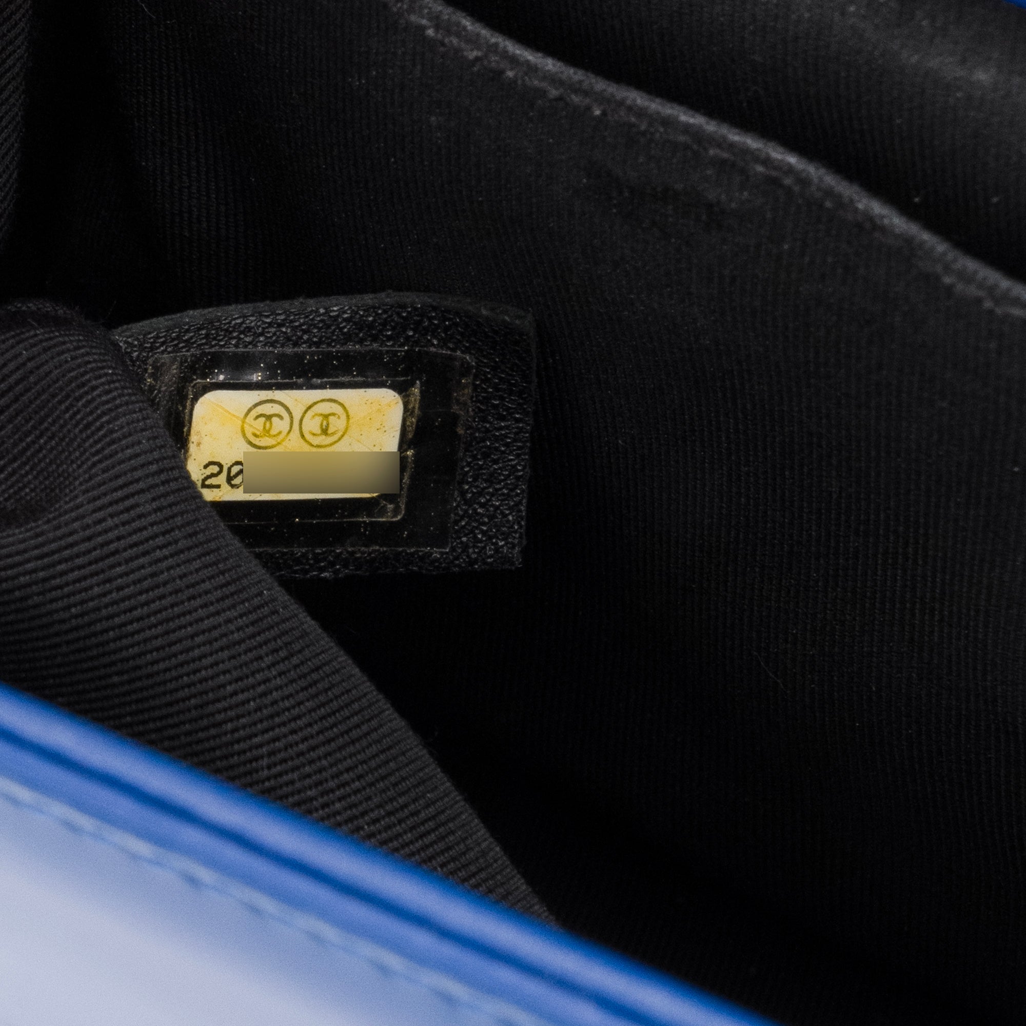 CHANEL - Sac à bandoulière Boy Chanel en cuir verni bleu marine