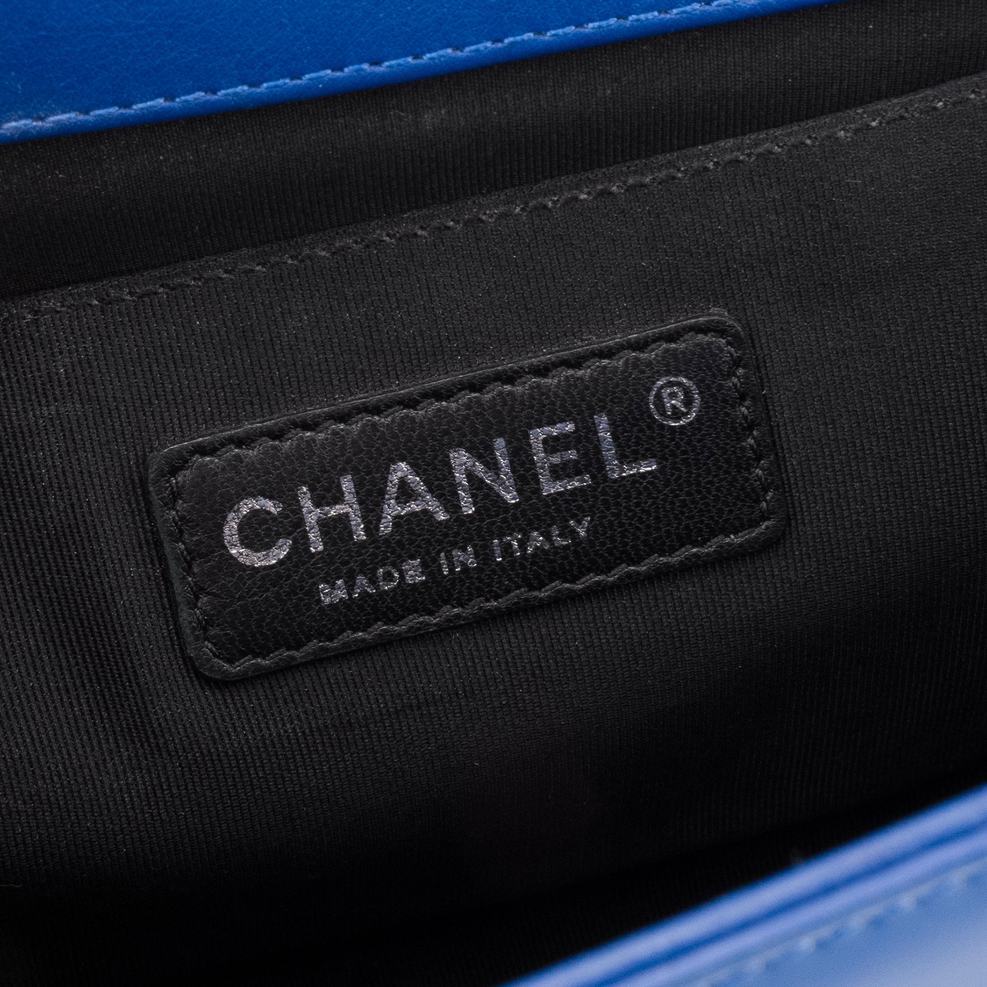 CHANEL - Sac à bandoulière Boy Chanel en cuir verni bleu marine