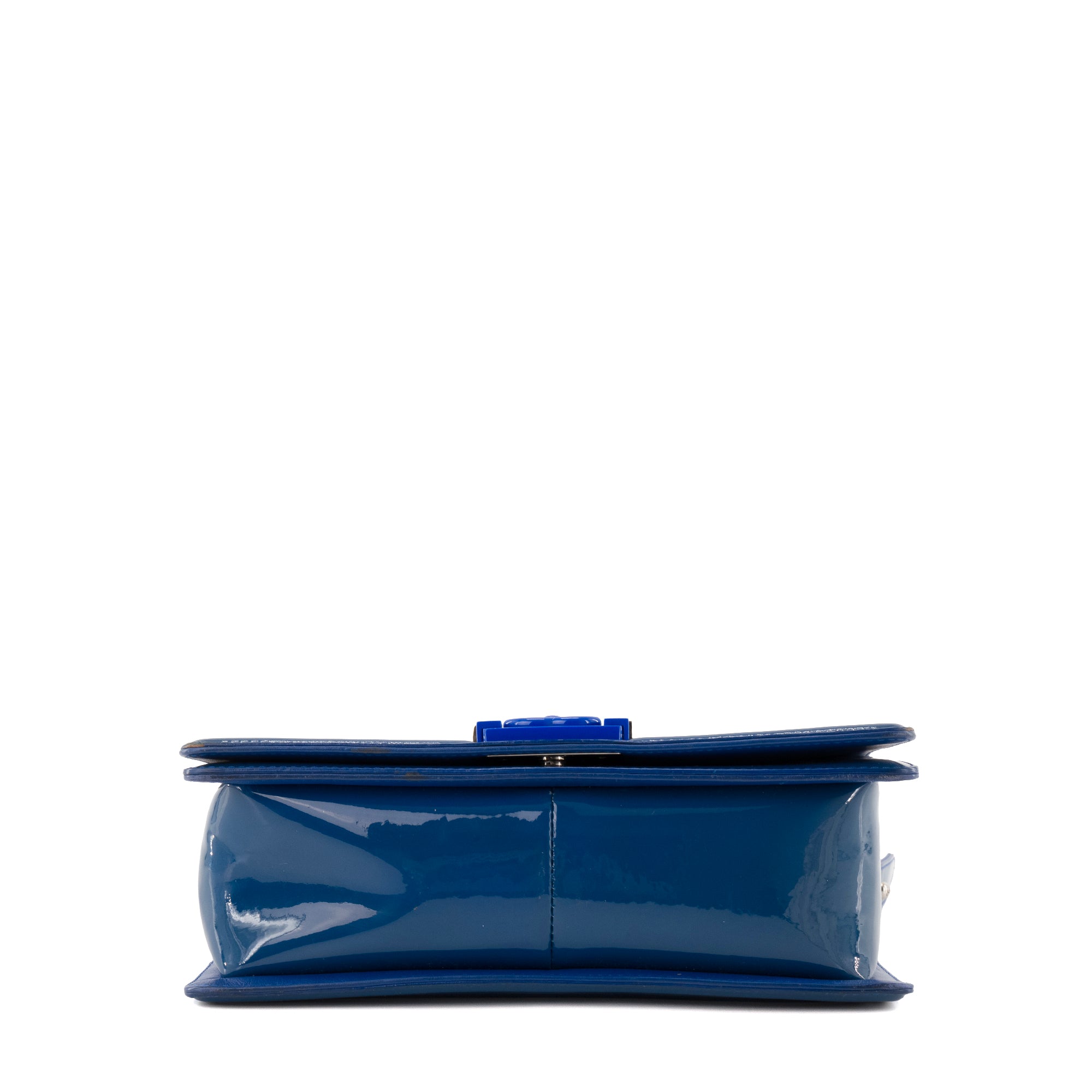 CHANEL - Sac à bandoulière Boy Chanel en cuir verni bleu marine