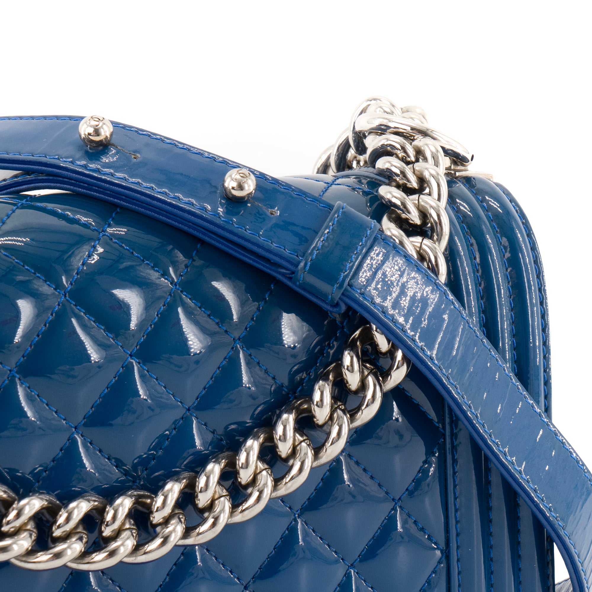 CHANEL - Sac à bandoulière Boy Chanel en cuir verni bleu marine
