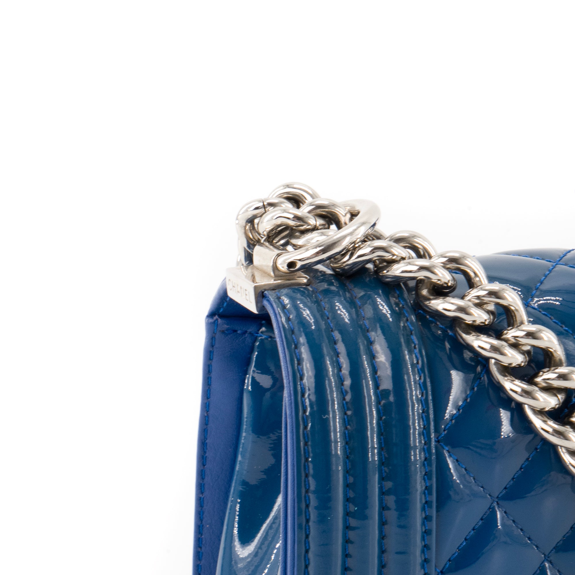 CHANEL - Sac à bandoulière Boy Chanel en cuir verni bleu marine