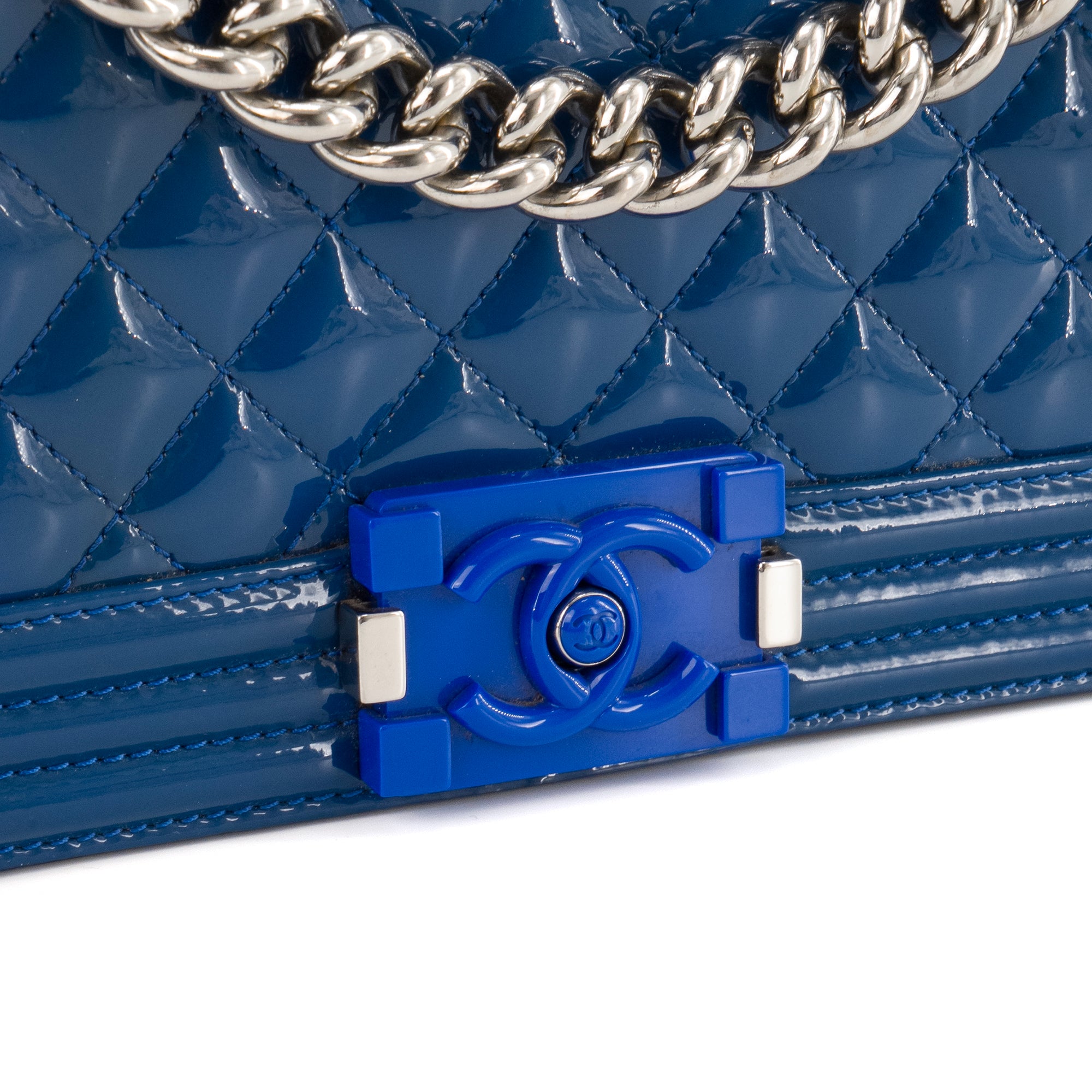 CHANEL - Sac à bandoulière Boy Chanel en cuir verni bleu marine