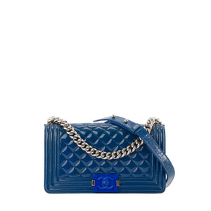 CHANEL - Sac à bandoulière Boy Chanel en cuir verni bleu marine