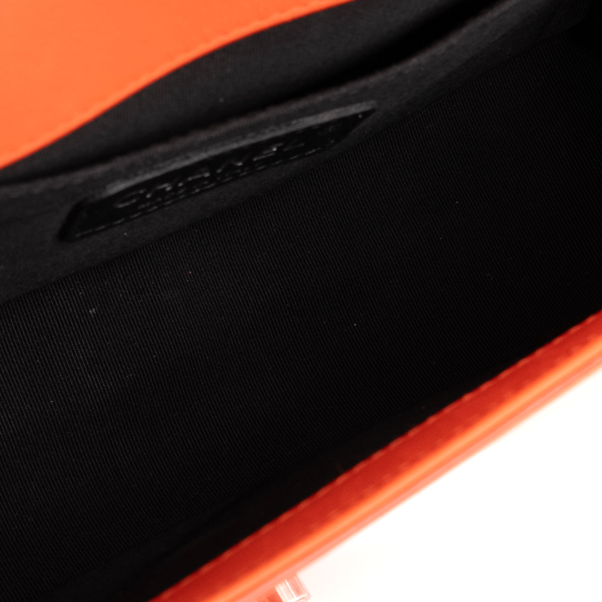 CHANEL - Sac à bandoulière Boy Chanel en cuir verni orange