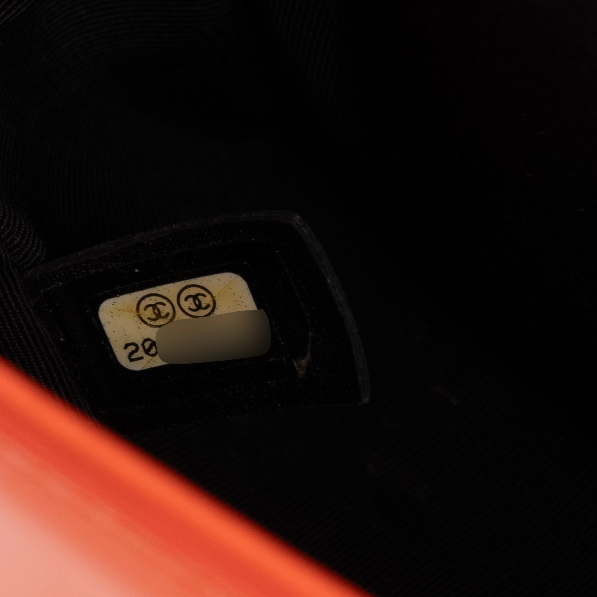 CHANEL - Sac à bandoulière Boy Chanel en cuir verni orange