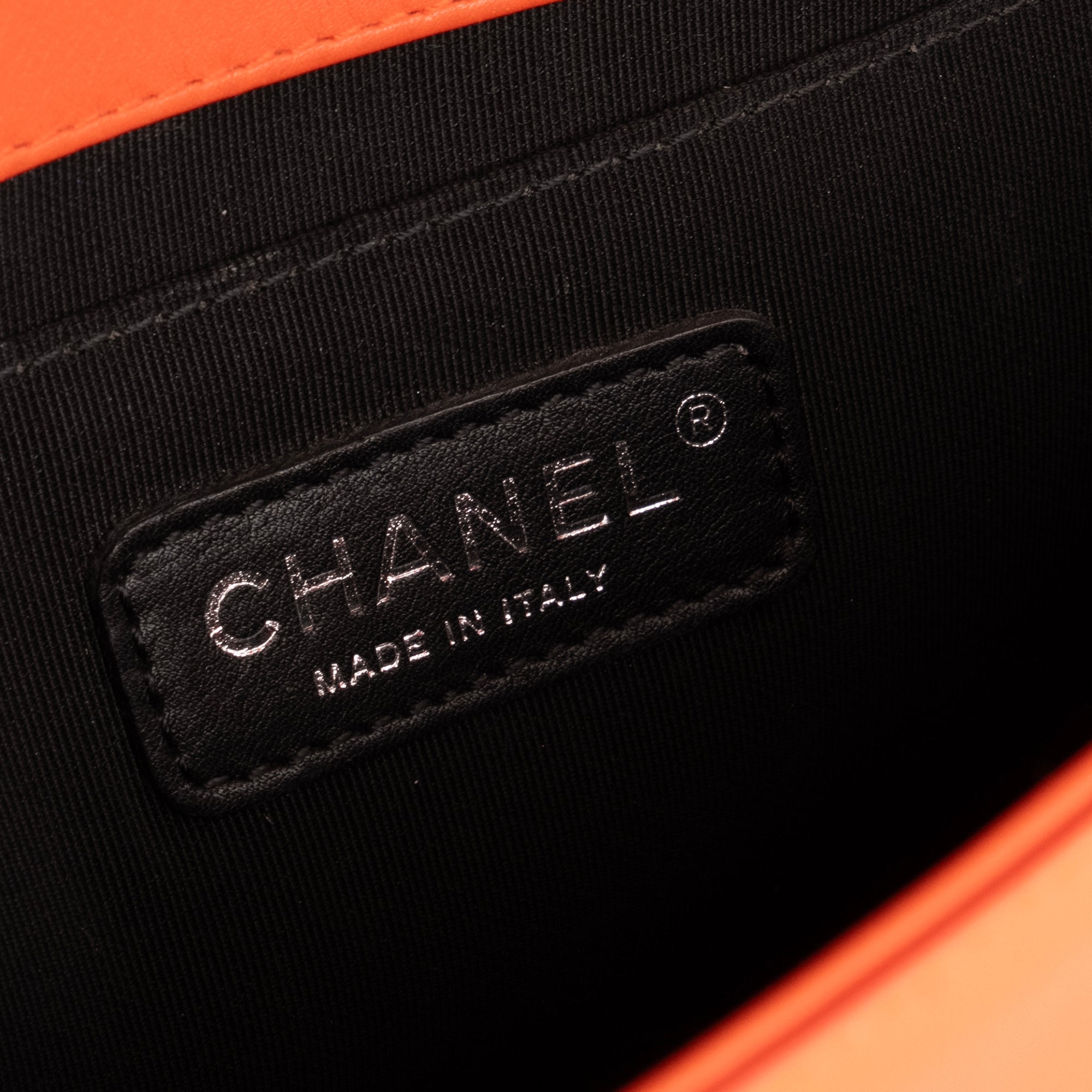CHANEL - Sac à bandoulière Boy Chanel en cuir verni orange