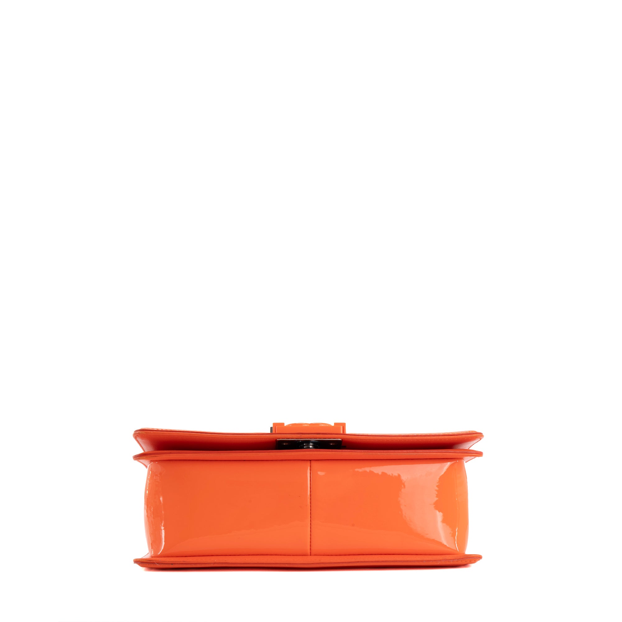 CHANEL - Sac à bandoulière Boy Chanel en cuir verni orange