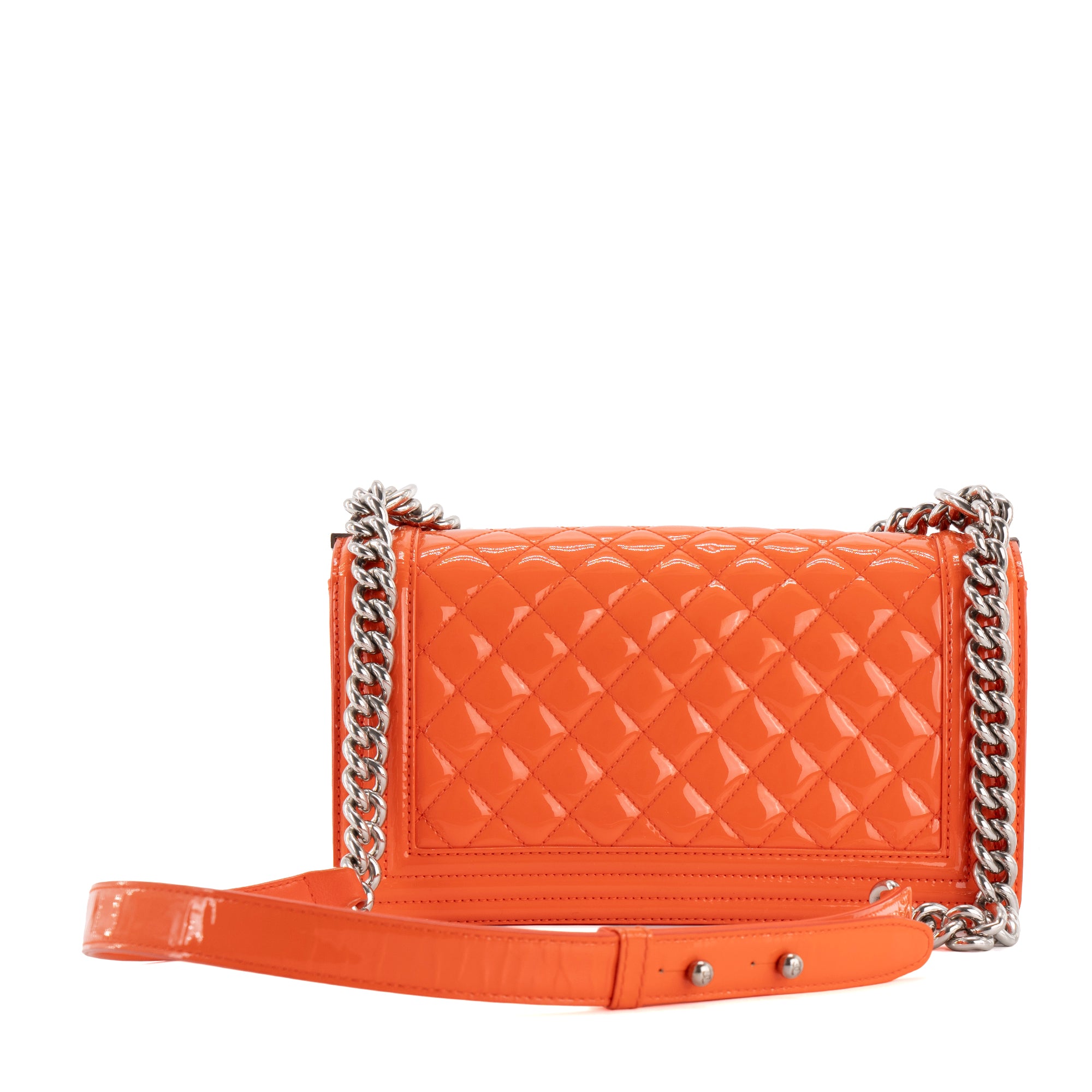 CHANEL - Sac à bandoulière Boy Chanel en cuir verni orange
