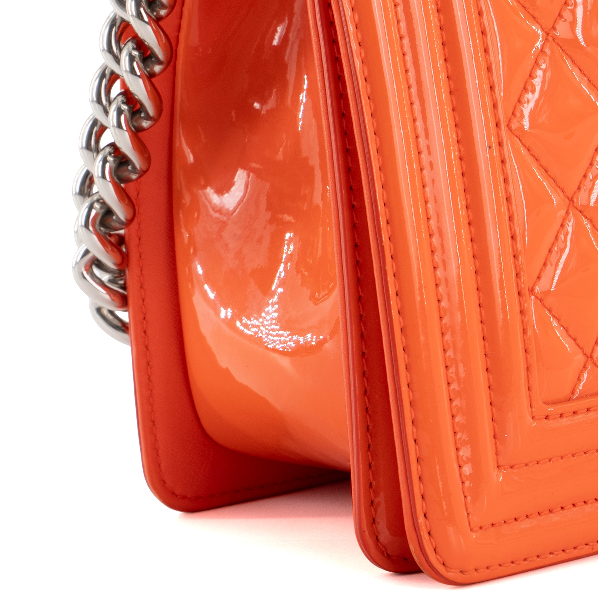 CHANEL - Sac à bandoulière Boy Chanel en cuir verni orange