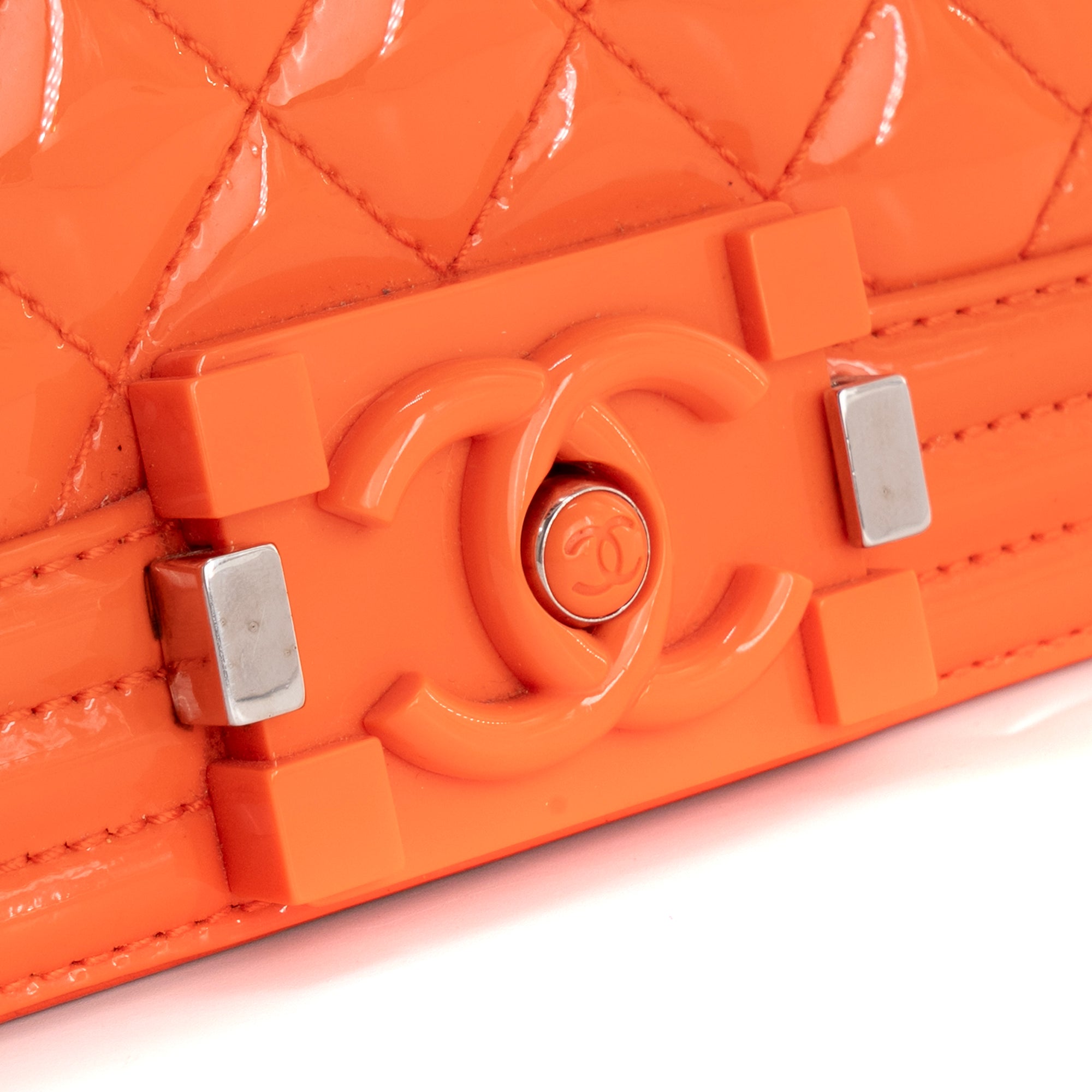 CHANEL - Sac à bandoulière Boy Chanel en cuir verni orange