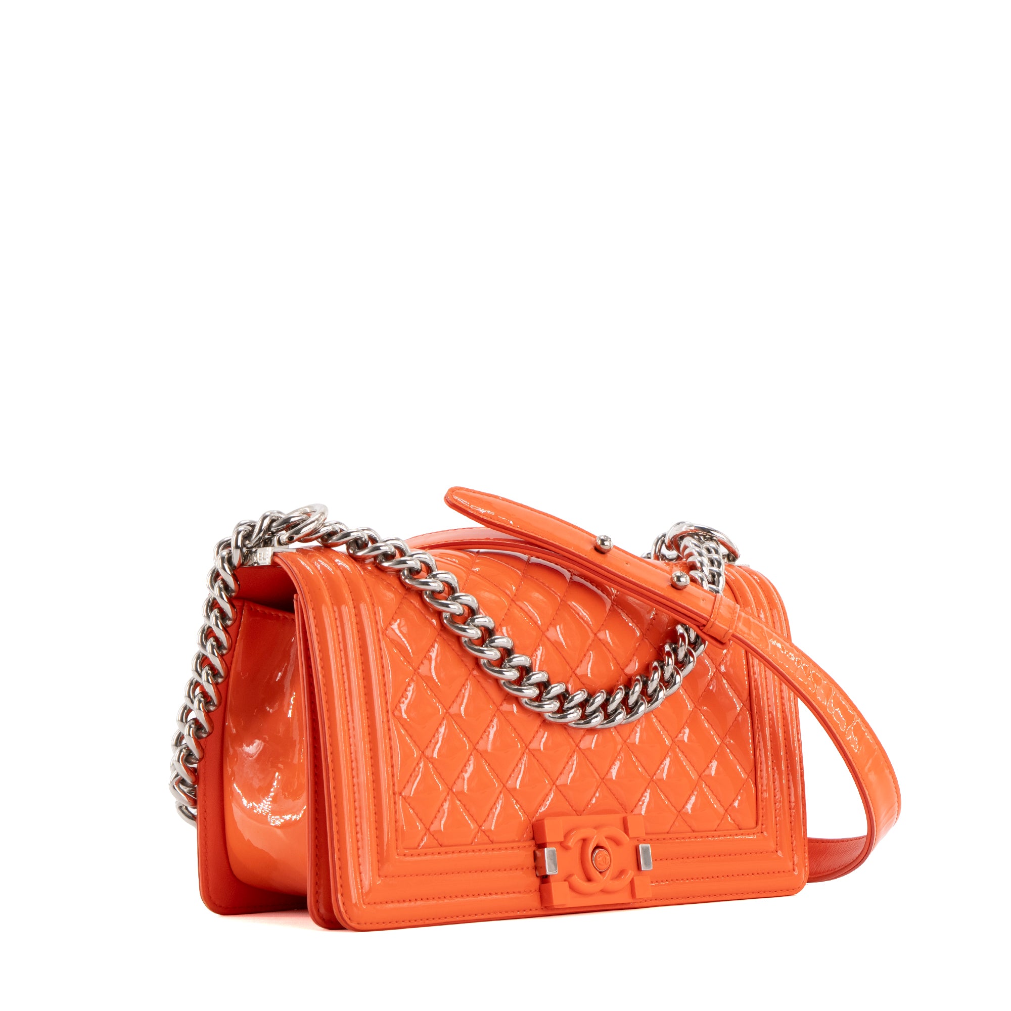 CHANEL - Sac à bandoulière Boy Chanel en cuir verni orange