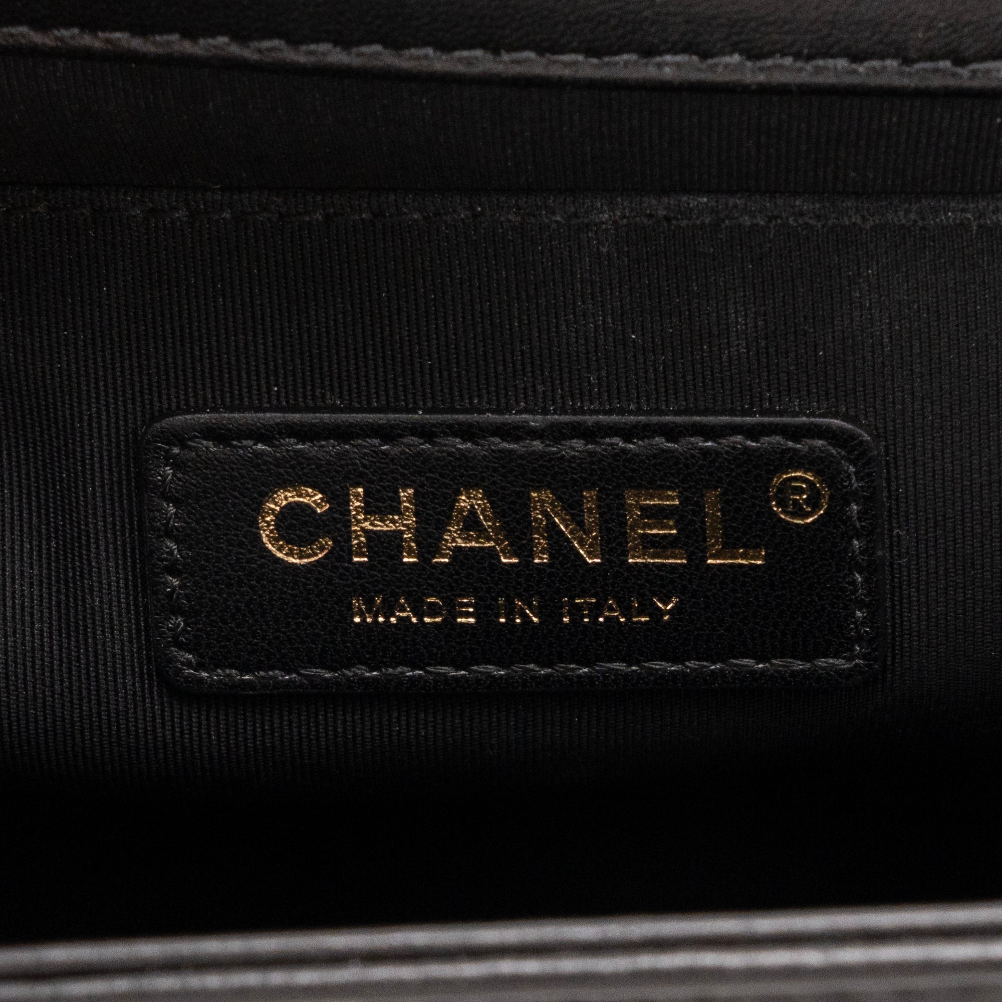 CHANEL - Sac à bandoulière Boy Chanel en toile à chevron beige et noir