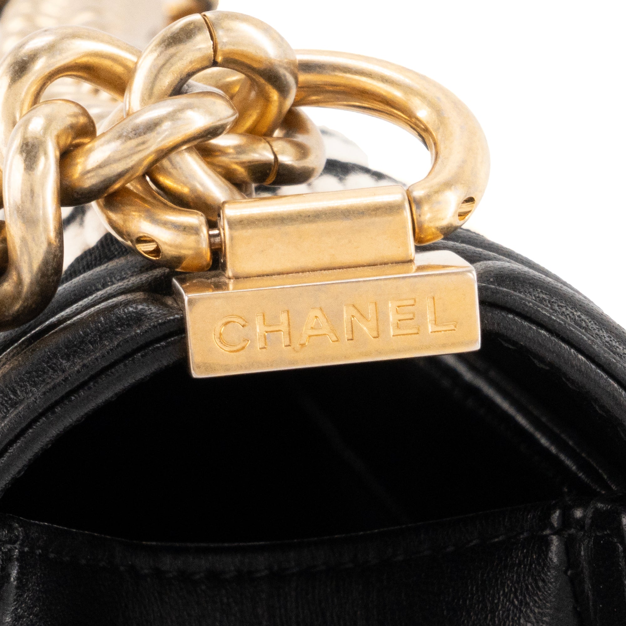 CHANEL - Sac à bandoulière Boy Chanel en toile à chevron beige et noir