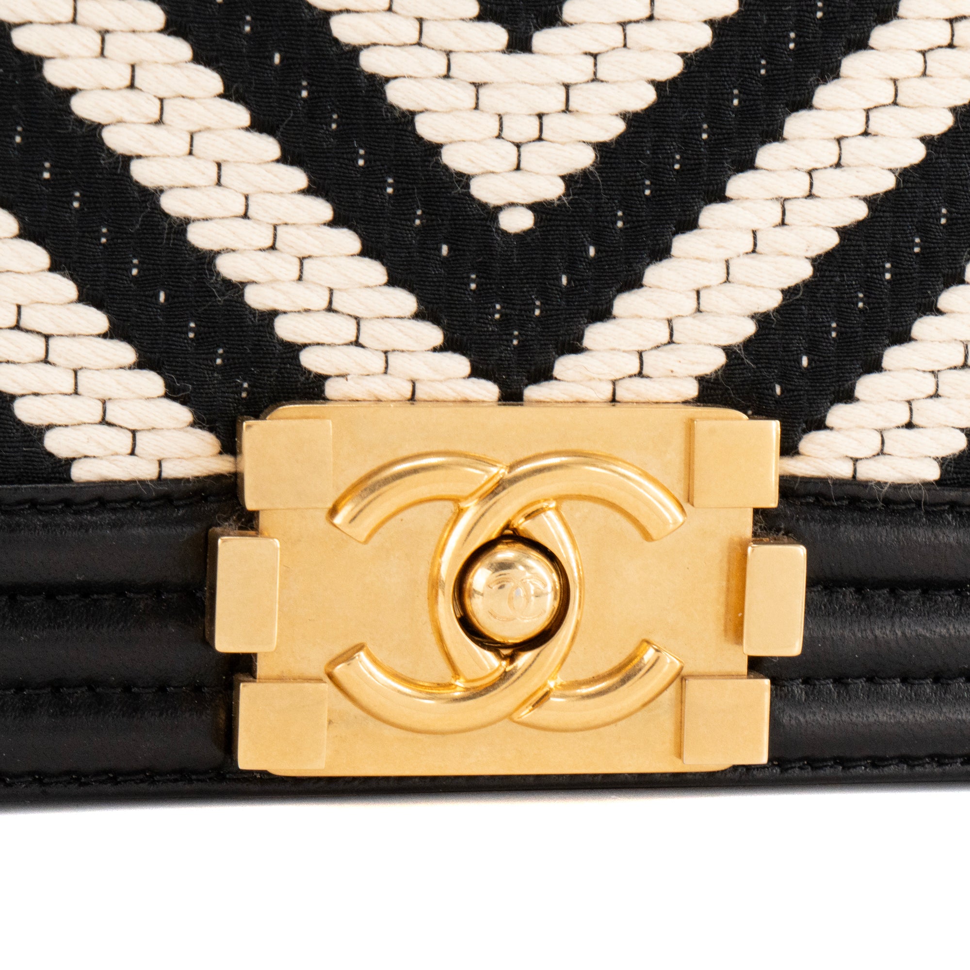 CHANEL - Sac à bandoulière Boy Chanel en toile à chevron beige et noir