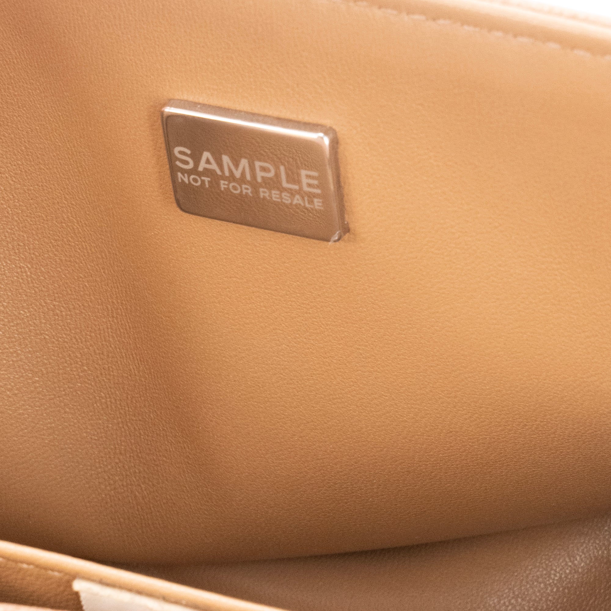 CHANEL - Sac à bandoulière Boy Curve Chanel en cuir caviar marron